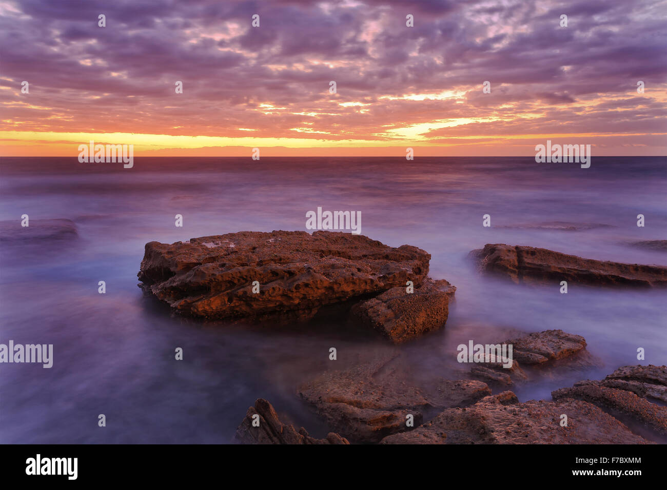Aufgehenden Sonne über den Horizont von Maroubra Beach in Sydneys Pazifikküste von Australien Stockfoto