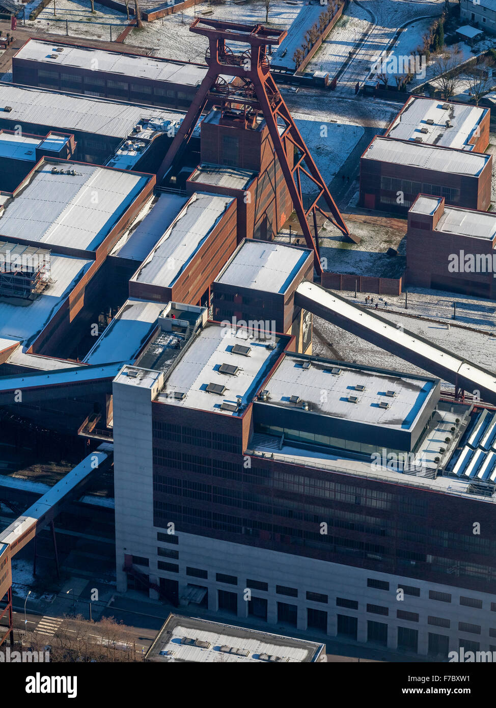Welterbe Zollverein coal mine, Doppel Bock Zeche Turm, Schnee, winter, Essen, Ruhr und Umgebung, Nordrhein-Westfalen, Deutschland Stockfoto