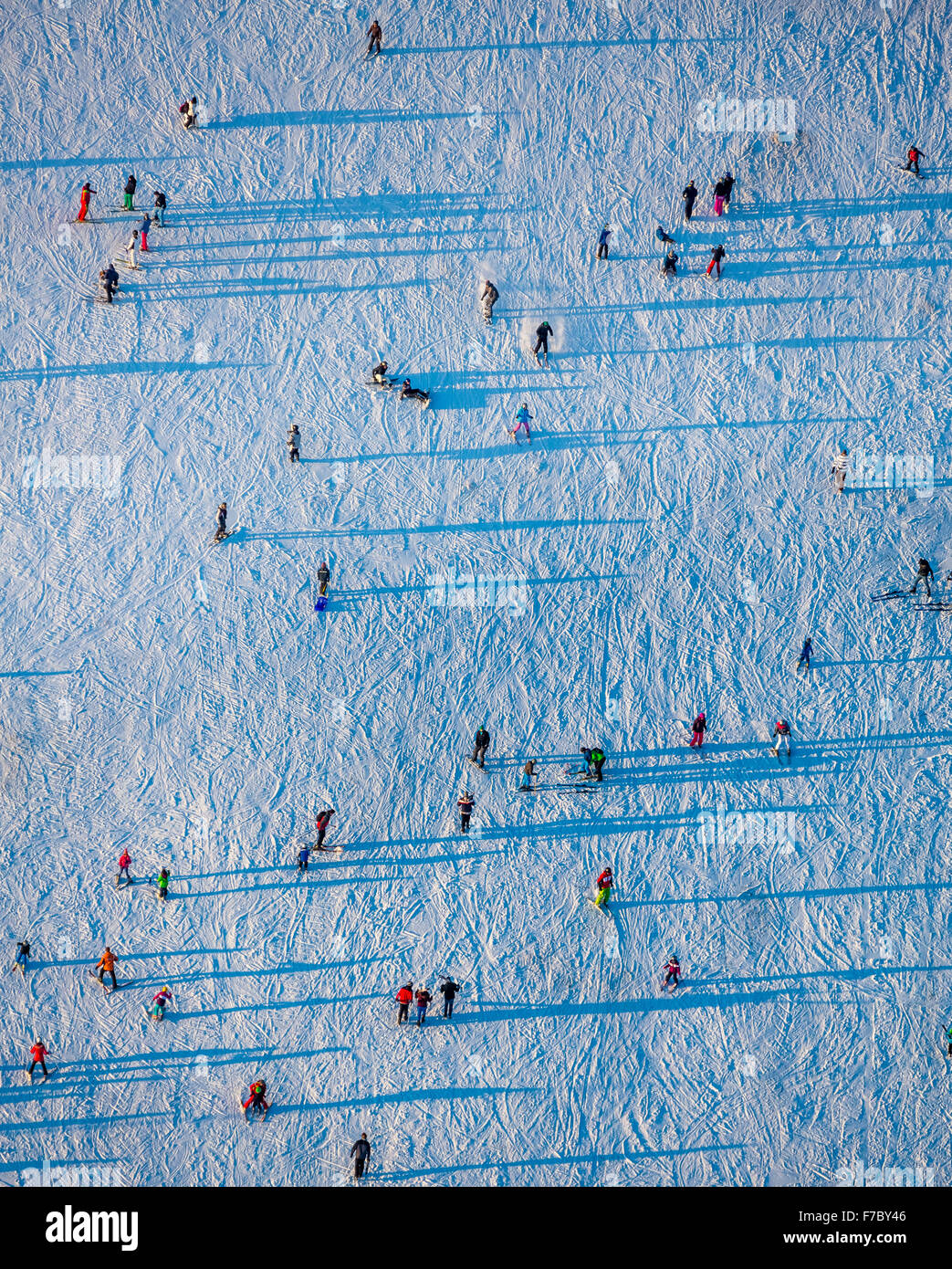 Skifahrer auf Ski lift, Winterberg, Hochsauerlandkreis, Abfahrt Ski Nordrhein-Westfalen, Deutschland, Europa, Luftbild, Stockfoto