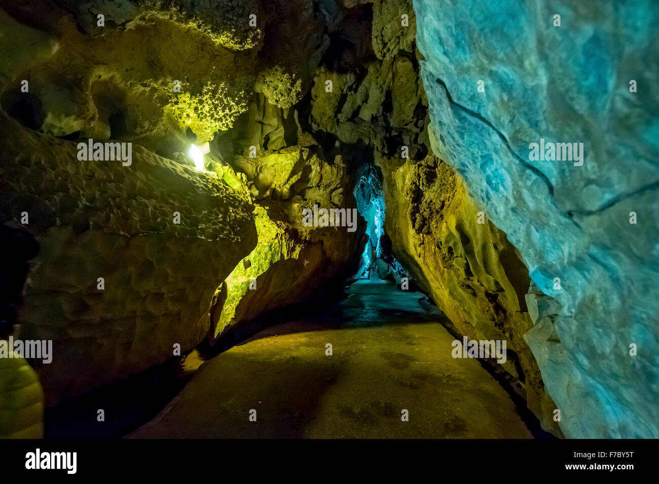Touristen durchstreifen die Grotten, Höhlen der Indianer, Cueva del Indio, unterirdischen Höhlen mit einem Wassserlauf Höhlen der Indianer, Stockfoto