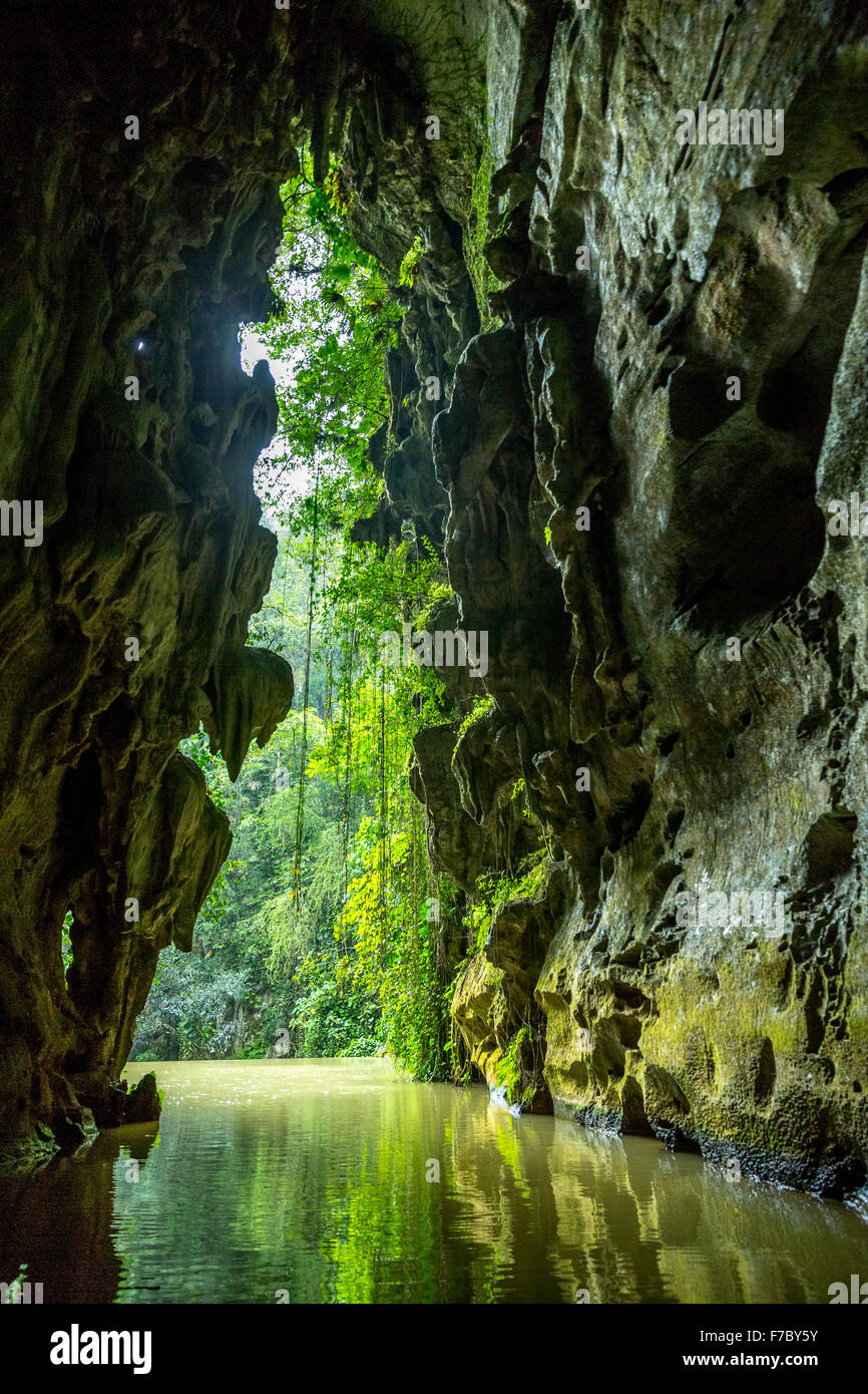 Touristen durchstreifen die Grotten, Höhlen der Indianer, Cueva del Indio, unterirdischen Höhlen mit einem Wassserlauf Höhlen der Indianer, Stockfoto