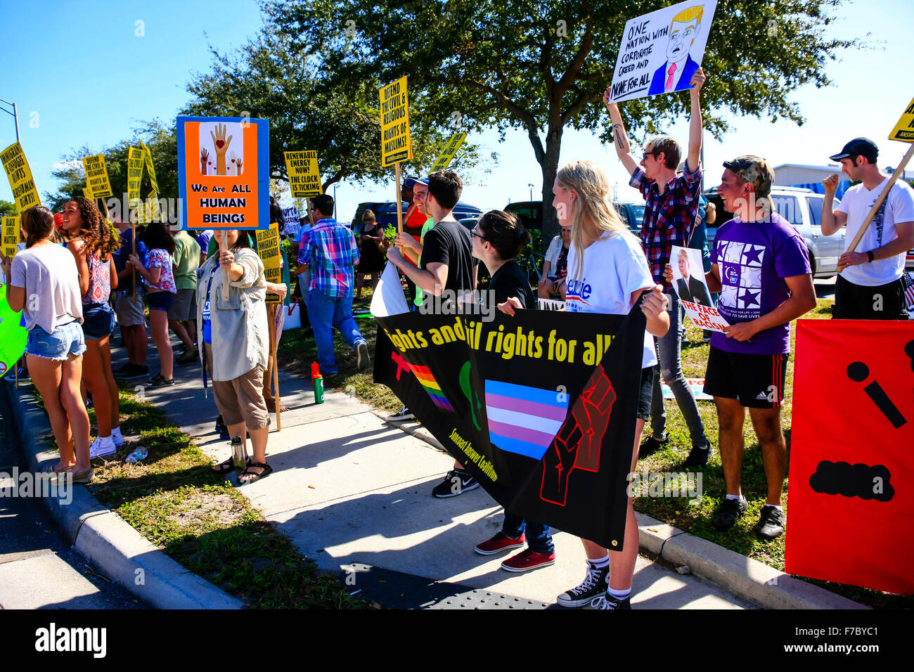 Anti-Donald Trump Demonstranten auf den Präsidentschaftskandidaten Tourstopp in Sarasota FL Stockfoto