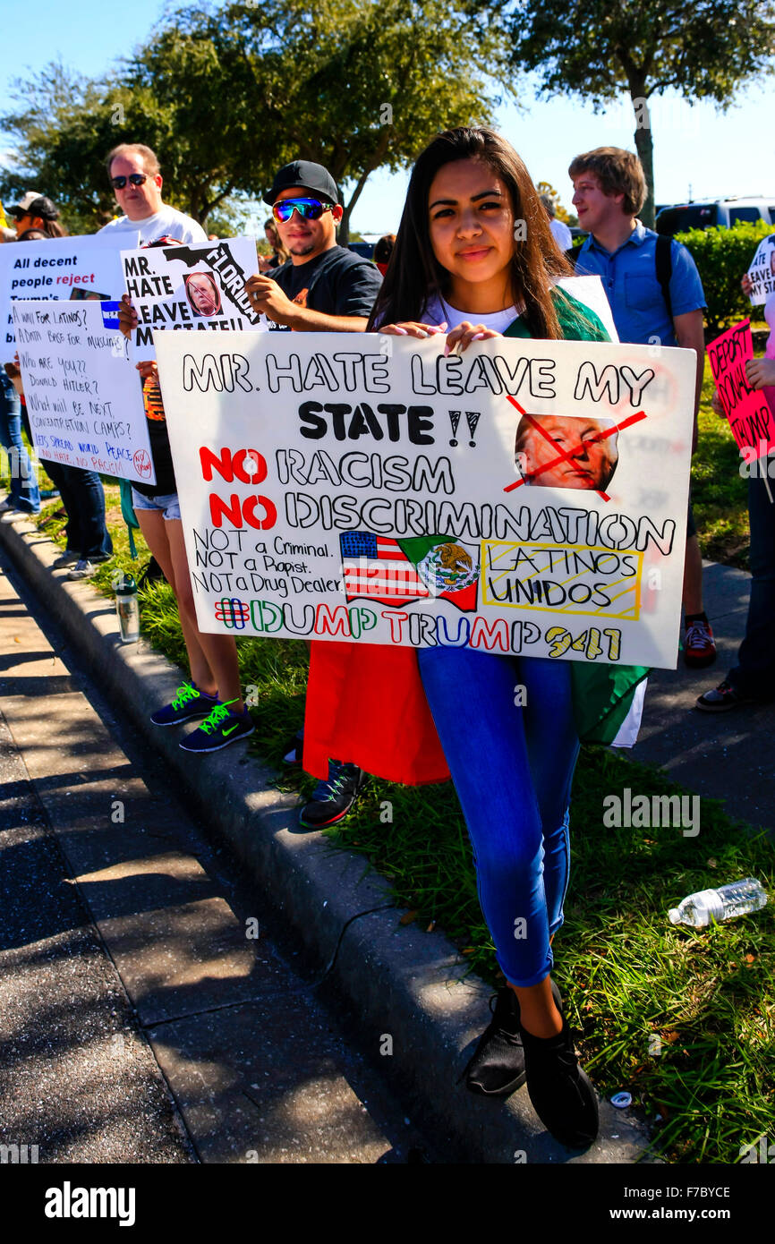 Anti-Donald Trump Demonstranten auf den Präsidentschaftskandidaten Tourstopp in Sarasota FL Stockfoto