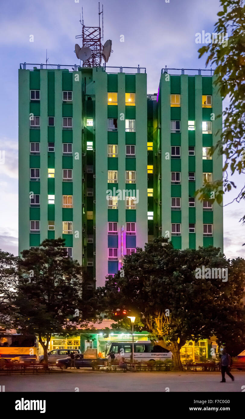 Hotel Santa Clara Libre auf Vidal Park, Street Life im Zentrum von Santa Clara im Parque de Santa Clara, Santa Clara, Kuba, Stockfoto