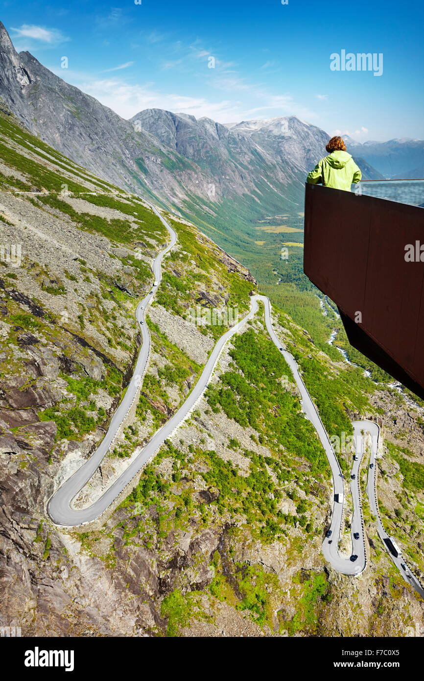 Touristen auf der Aussichtsplattform, hohe Bergstraße Trollstigen, Norwegen Stockfoto