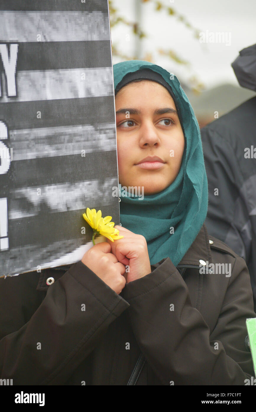 Irving, Texas, USA. 28. November 2015. Muslimische Mädchen mit einem Schild an einer Protestkundgebung für den Frieden vor einer Moschee in Irving, TX. Bildnachweis: Brian Humek/Alamy Live-Nachrichten Stockfoto