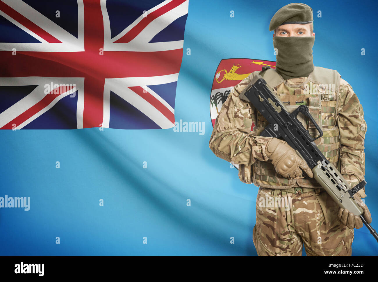 Soldat mit Maschinengewehr mit Nationalflagge auf Hintergrund - Fidschi Stockfoto