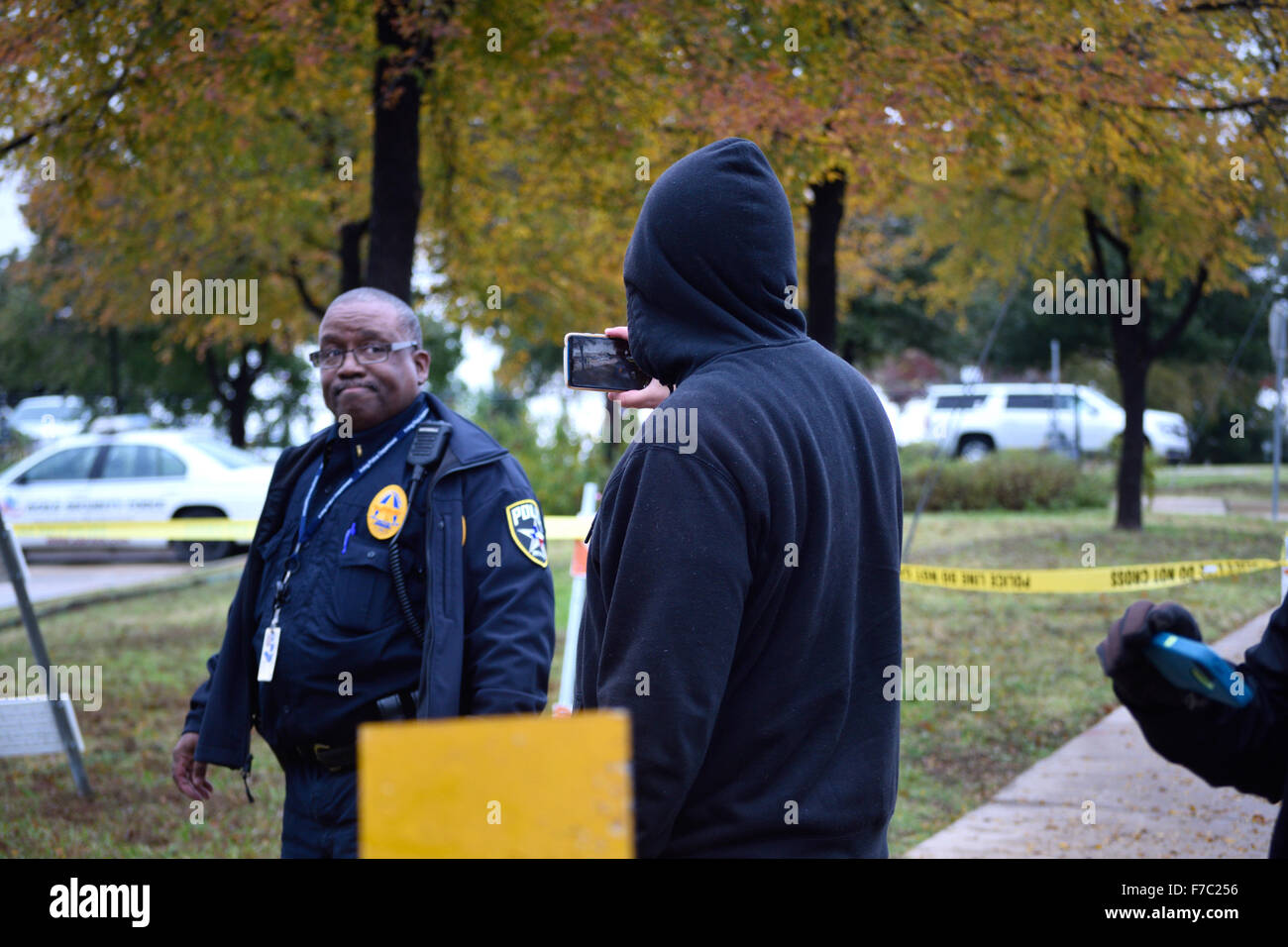 Irving, Texas, USA. 28. November 2015. Ein einsamer Zähler Demonstrant bei einer Friedenskundgebung vor einer Moschee Fragen eines Irving-Polizist auf warum er seinen Namen gebeten wurde. Bildnachweis: Brian Humek/Alamy Live-Nachrichten Stockfoto