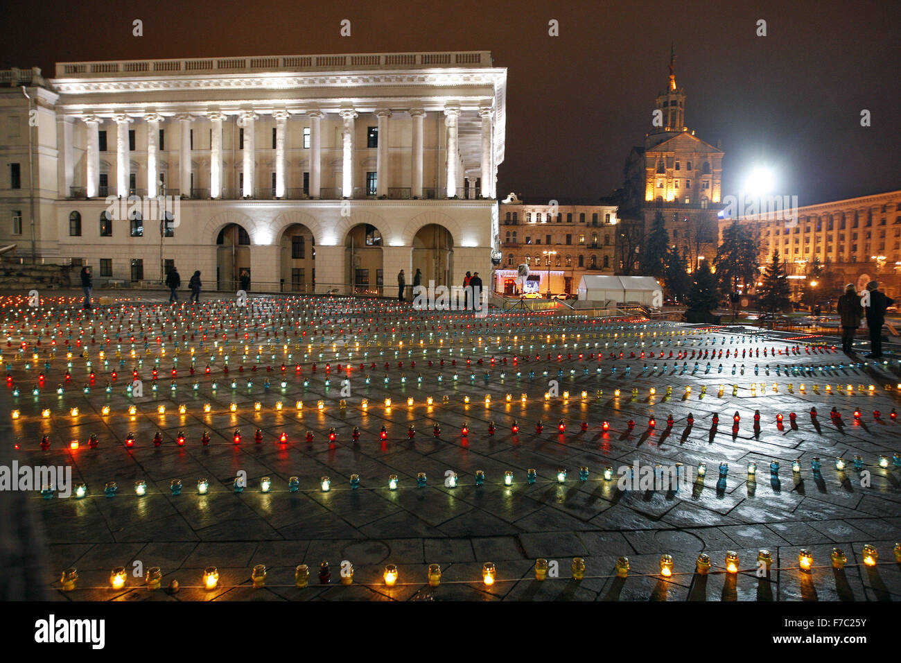 Kiew, Ukraine. 28. November 2015. Ukrainer Kerzen während einer Gedenkfeier auf dem Unabhängigkeitsplatz in Kiew, Ukraine, 28. November 2015. Ukrainer Kerzen, einen Tag der Erinnerung für die Opfer des Holodomor 1932-1933 zu markieren. Der Holodomor war einer von Menschen verursachten Hungersnot provoziert durch sowjetischen Diktator Josef Stalin. Das Ergebnis war der Tod um mehr als 5 Millionen Ukrainer. © Serg Glovny/ZUMA Draht/Alamy Live-Nachrichten Stockfoto