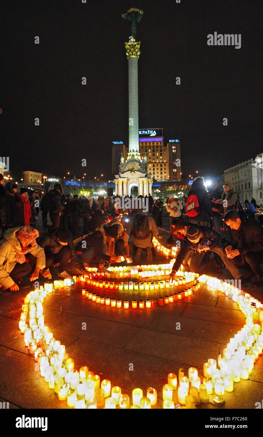 Kiew, Ukraine. 28. November 2015. Ukrainer Kerzen während einer Gedenkfeier auf dem Unabhängigkeitsplatz in Kiew, Ukraine, 28. November 2015. Ukrainer Kerzen, einen Tag der Erinnerung für die Opfer des Holodomor 1932-1933 zu markieren. Der Holodomor war einer von Menschen verursachten Hungersnot provoziert durch sowjetischen Diktator Josef Stalin. Das Ergebnis war der Tod um mehr als 5 Millionen Ukrainer. © Serg Glovny/ZUMA Draht/Alamy Live-Nachrichten Stockfoto