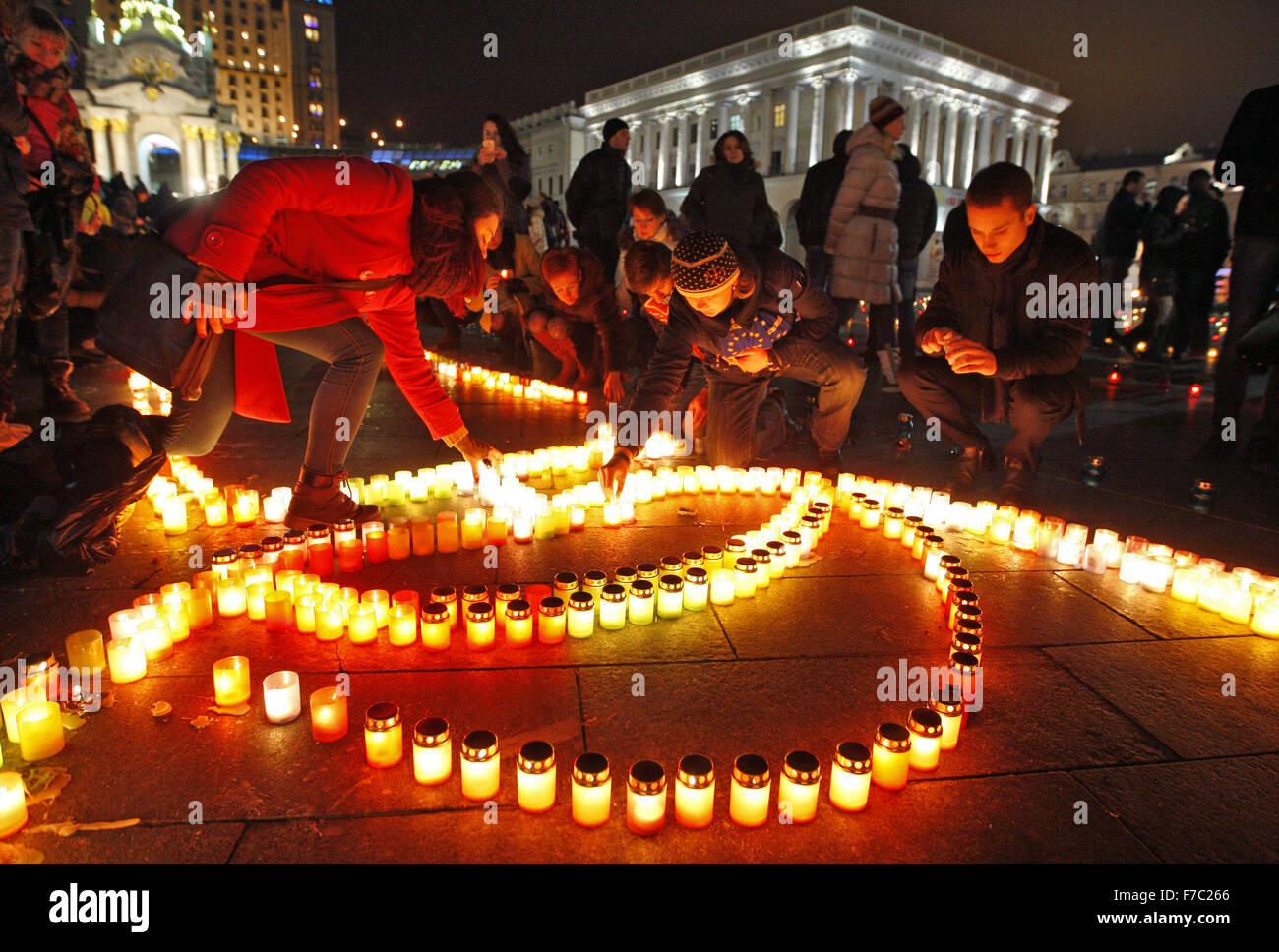 Kiew, Ukraine. 28. November 2015. Ukrainer Kerzen während einer Gedenkfeier auf dem Unabhängigkeitsplatz in Kiew, Ukraine, 28. November 2015. Ukrainer Kerzen, einen Tag der Erinnerung für die Opfer des Holodomor 1932-1933 zu markieren. Der Holodomor war einer von Menschen verursachten Hungersnot provoziert durch sowjetischen Diktator Josef Stalin. Das Ergebnis war der Tod um mehr als 5 Millionen Ukrainer. © Serg Glovny/ZUMA Draht/Alamy Live-Nachrichten Stockfoto