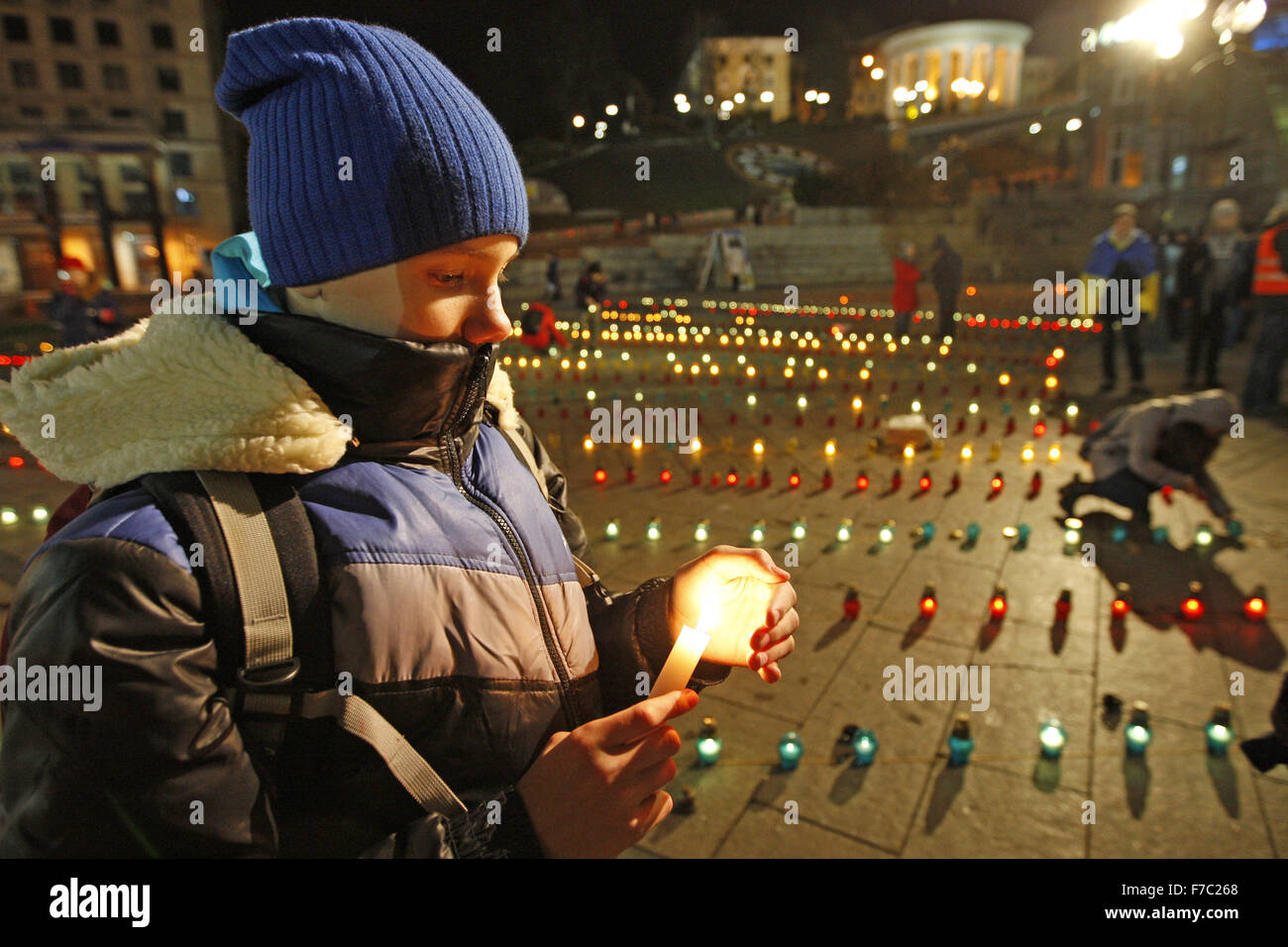 Kiew, Ukraine. 28. November 2015. Ukrainer Kerzen während einer Gedenkfeier auf dem Unabhängigkeitsplatz in Kiew, Ukraine, 28. November 2015. Ukrainer Kerzen, einen Tag der Erinnerung für die Opfer des Holodomor 1932-1933 zu markieren. Der Holodomor war einer von Menschen verursachten Hungersnot provoziert durch sowjetischen Diktator Josef Stalin. Das Ergebnis war der Tod um mehr als 5 Millionen Ukrainer. © Serg Glovny/ZUMA Draht/Alamy Live-Nachrichten Stockfoto