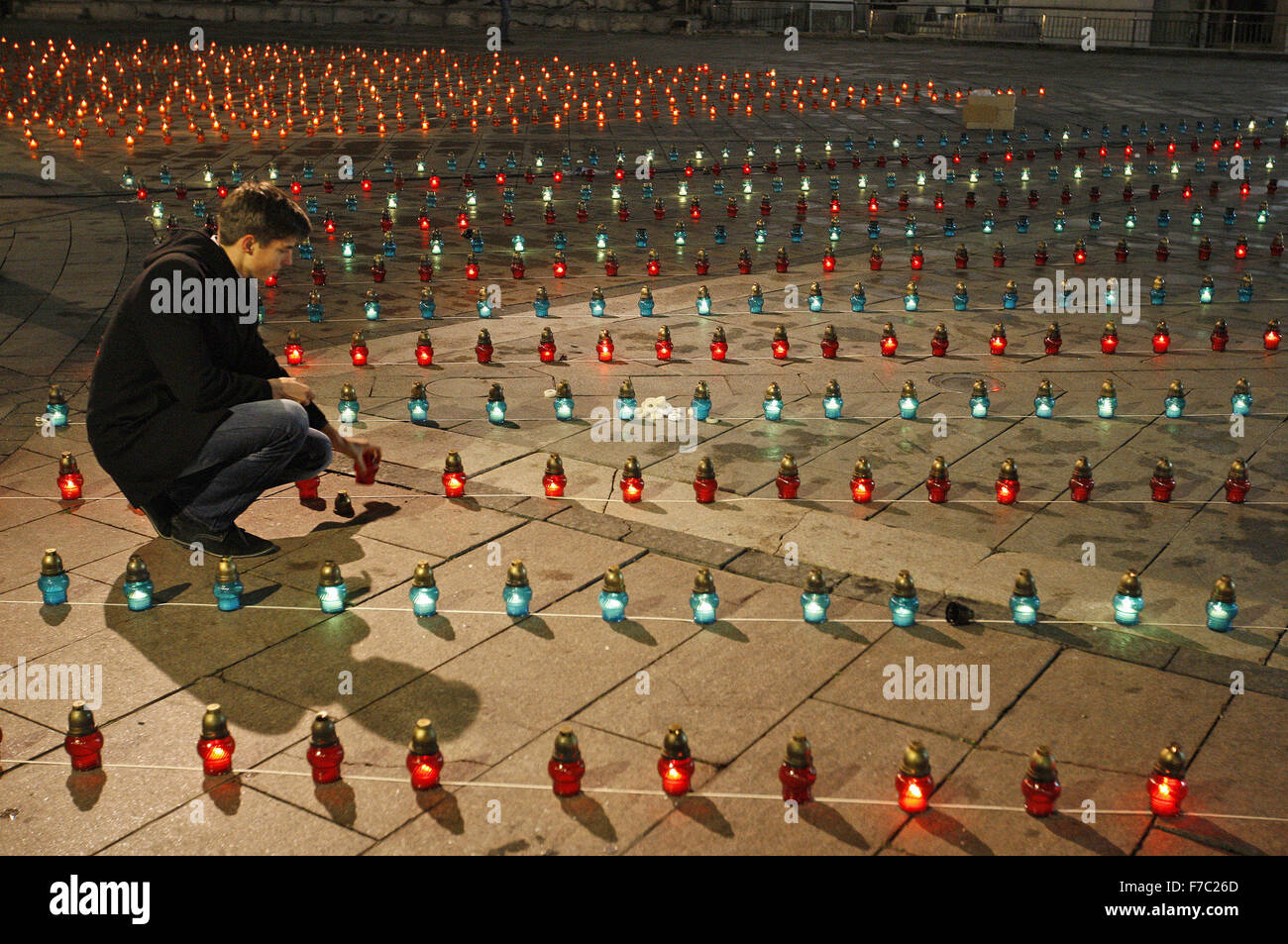Kiew, Ukraine. 28. November 2015. Ukrainer Kerzen während einer Gedenkfeier auf dem Unabhängigkeitsplatz in Kiew, Ukraine, 28. November 2015. Ukrainer Kerzen, einen Tag der Erinnerung für die Opfer des Holodomor 1932-1933 zu markieren. Der Holodomor war einer von Menschen verursachten Hungersnot provoziert durch sowjetischen Diktator Josef Stalin. Das Ergebnis war der Tod um mehr als 5 Millionen Ukrainer. © Serg Glovny/ZUMA Draht/Alamy Live-Nachrichten Stockfoto