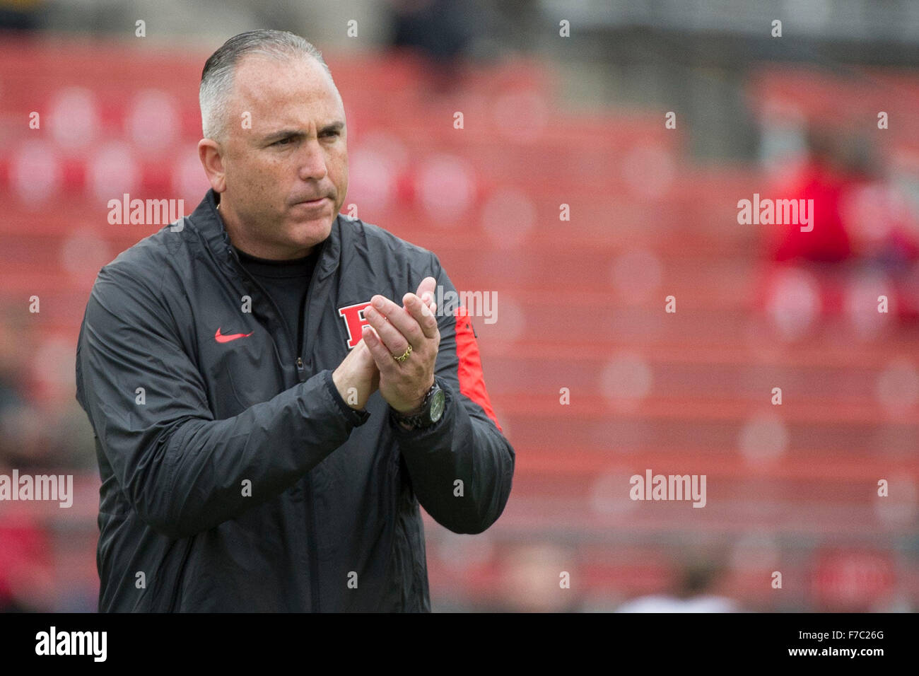 Piscataway, NJ, USA. 28. November 2015. Rutgers Scarlet Knights Cheftrainer Kyle Flood vor dem Spiel zwischen The Maryland Terrapins und Rutgers Scarlet Knights Höhepunkt-Lösungen-Stadion in Piscataway, NJ klatscht. TheMaryland Wasserschildkröten besiegen The Rutgers Scarlet Knights 46-41. Obligatorische Credit: Kostas Lymperopoulos/CSM, © Csm/Alamy Live-Nachrichten Stockfoto