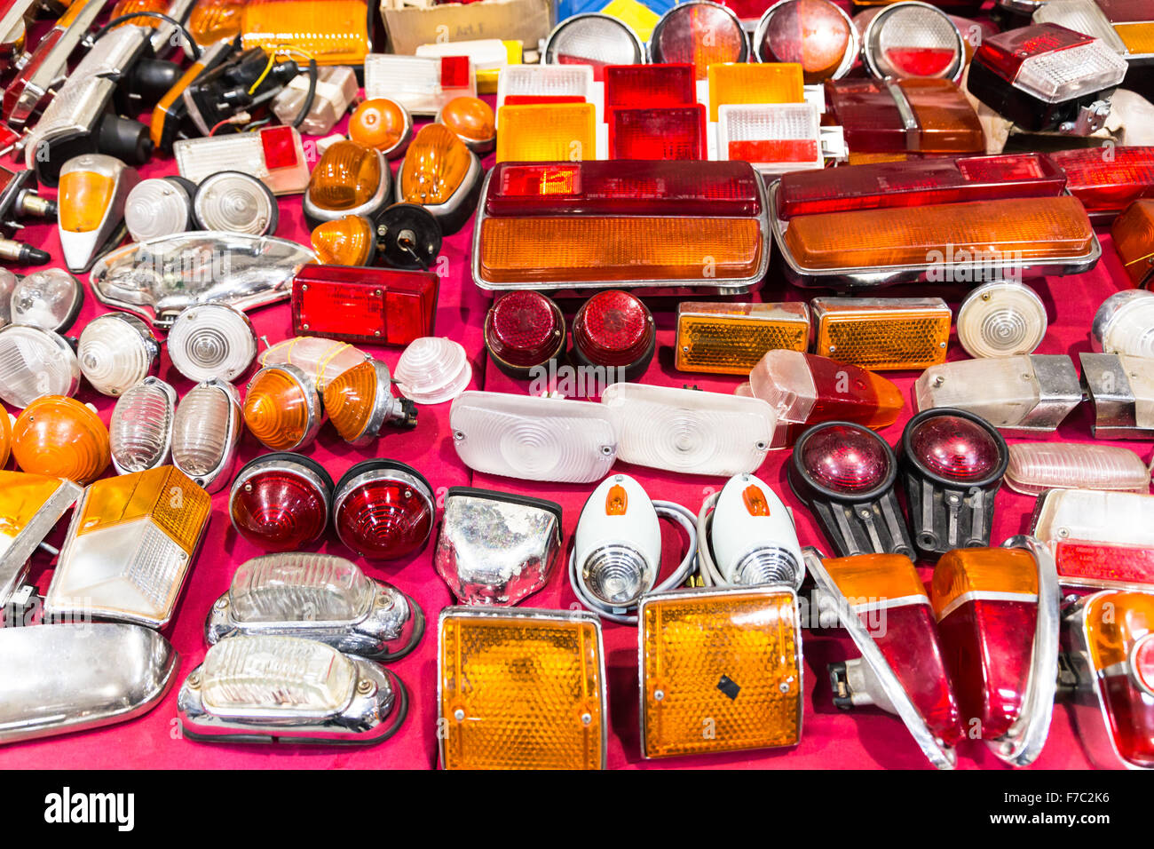 Komposition mit verschiedenen Arten von Oldtimer Rückleuchten des Autos. Stockfoto