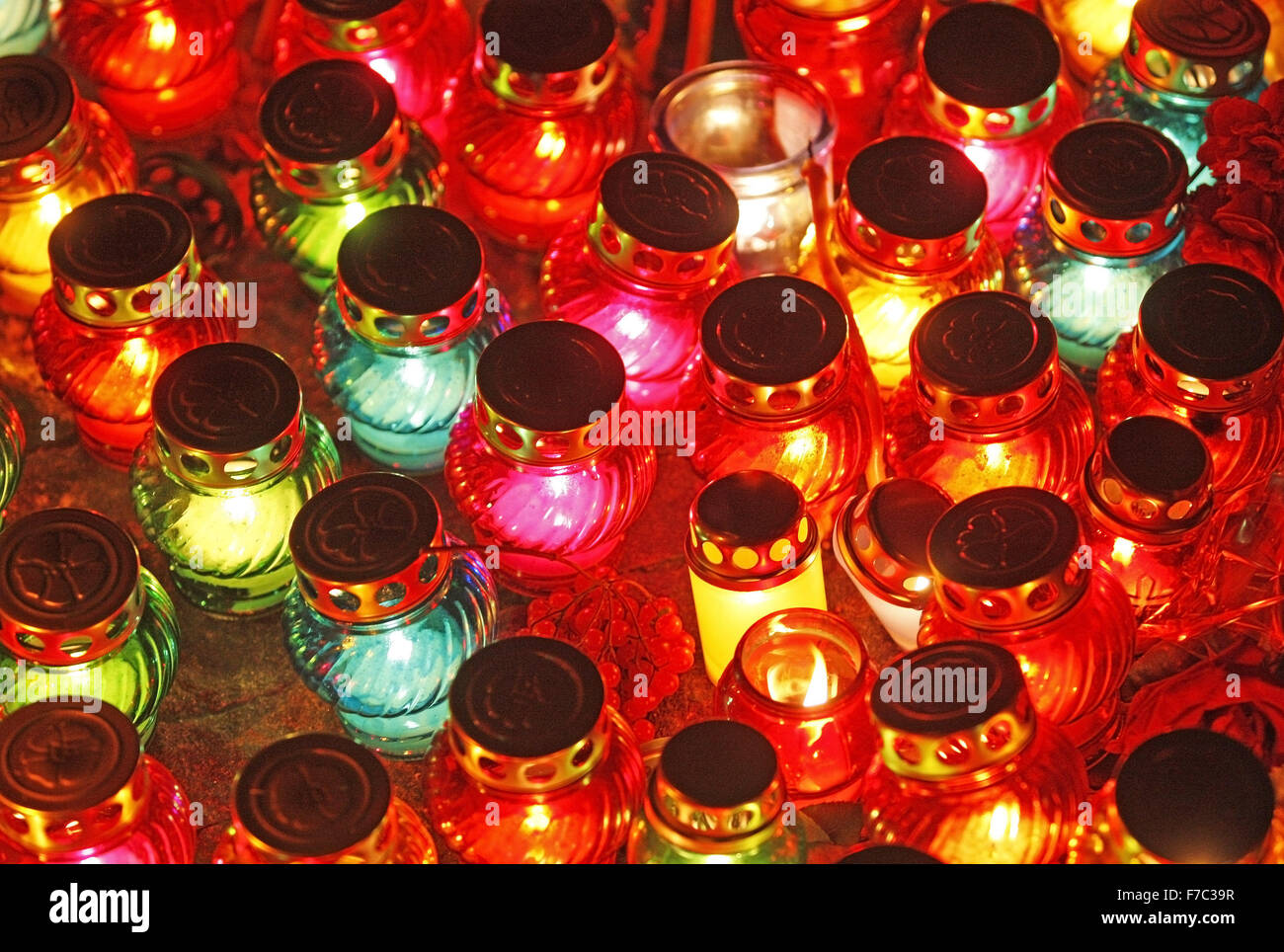 Kiew, Ukraine. 28. November 2015. Kerzen auf einer Gedenkfeier in der Nähe ein Denkmal für die Opfer der großen Hungersnot in Kiew, Ukraine, 28. November 2015. Ukrainer Kerzen, einen Tag der Erinnerung für die Opfer des Holodomor 1932-1933 zu markieren. Der Holodomor war einer von Menschen verursachten Hungersnot provoziert durch sowjetischen Diktator Josef Stalin. Das Ergebnis war der Tod um mehr als 5 Millionen Ukrainer. © Serg Glovny/ZUMA Draht/Alamy Live-Nachrichten Stockfoto