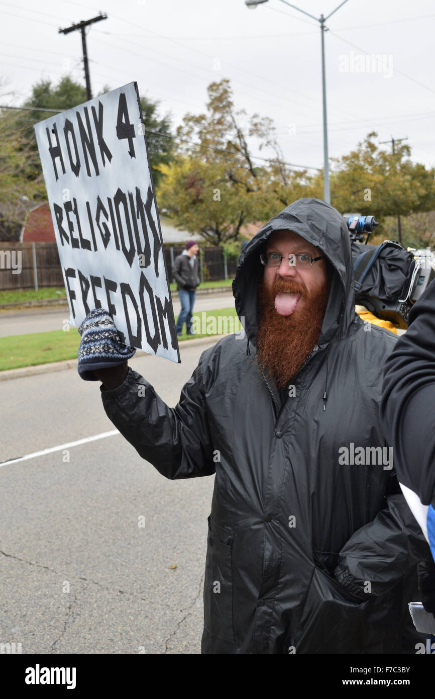 Irving, Texas, USA. 28. November 2015. Demonstrant vor einer lokalen Moschee mit Religionsfreiheit Schild. Bildnachweis: Brian Humek/Alamy Live-Nachrichten Stockfoto