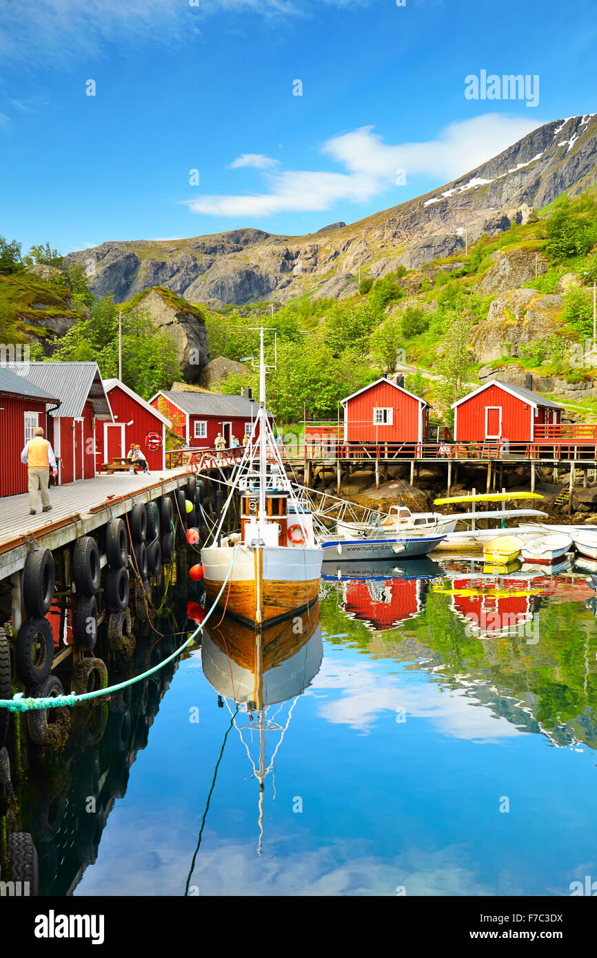 Lofoten-Inseln, Hafen mit roten Fischer Hütte, Nusfjord, Norwegen Stockfoto