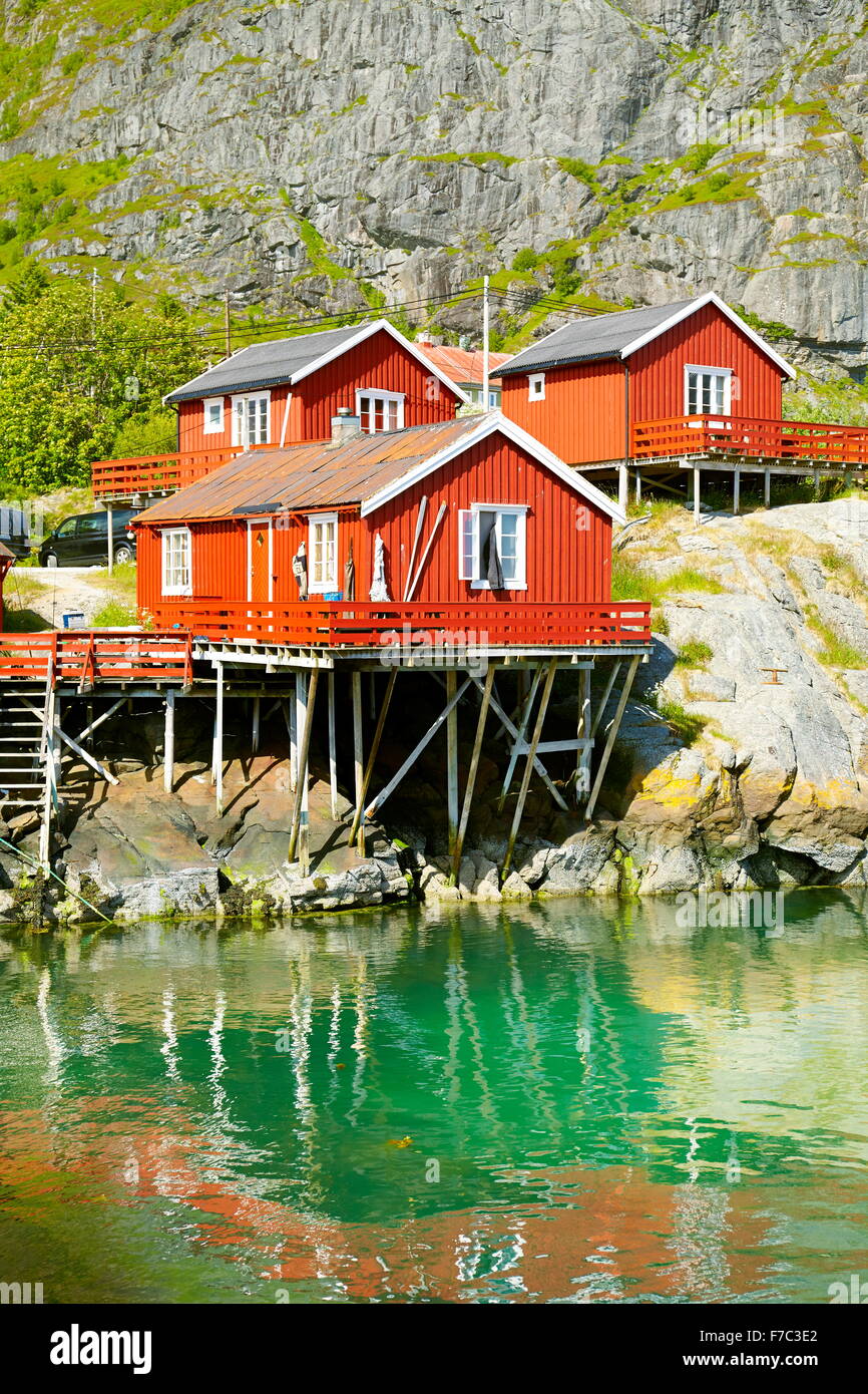 Traditionellen roten Holz Rorbu-Hütten auf Moskenesoya Island, Lofoten Inseln, Norwegen Stockfoto