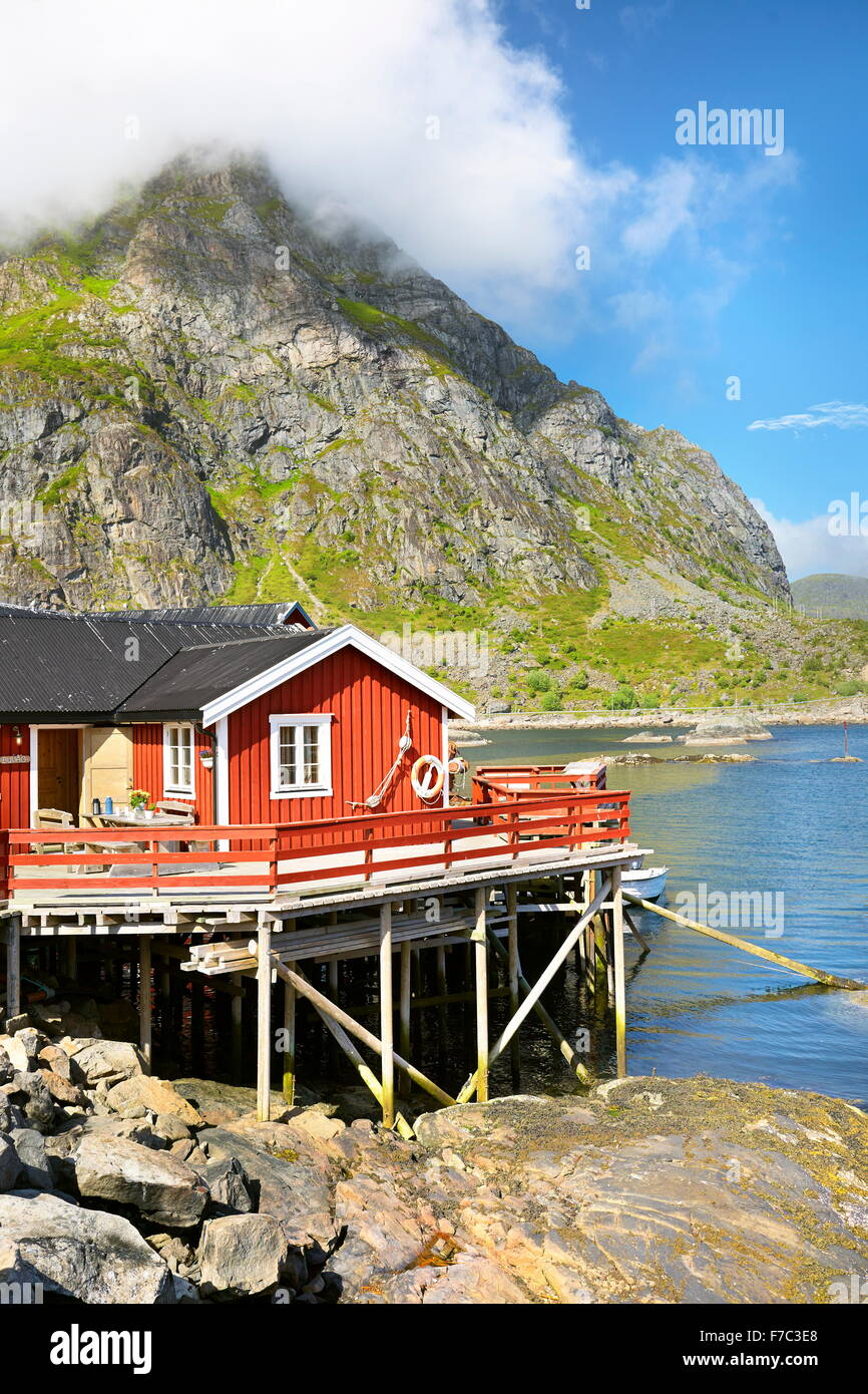 Traditionellen roten Holz Rorbu-Hütte auf Moskenesoya Island, Lofoten Inseln, Norwegen Stockfoto