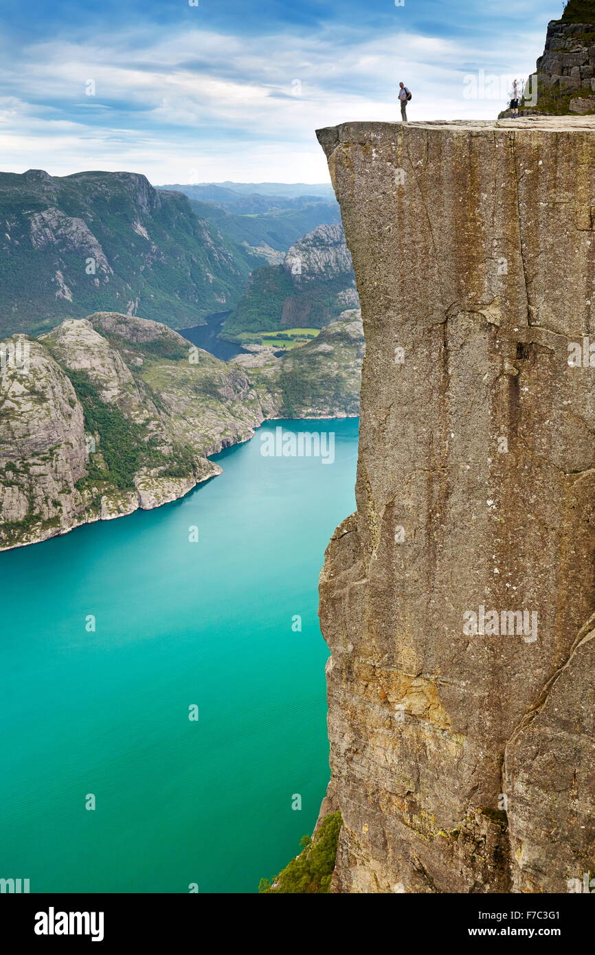 Landschaft mit einzelnen Touristen auf den Preikestolen, Preikestolen, Lysefjord, Norwegen Stockfoto