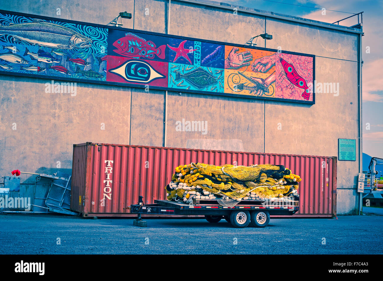 Anhänger mit Ringwaden Netze unter Wandbild in Sitka, Alaska, USA geparkt. Fotografie von Jeffrey Wickett, https://northlight.blog Stockfoto