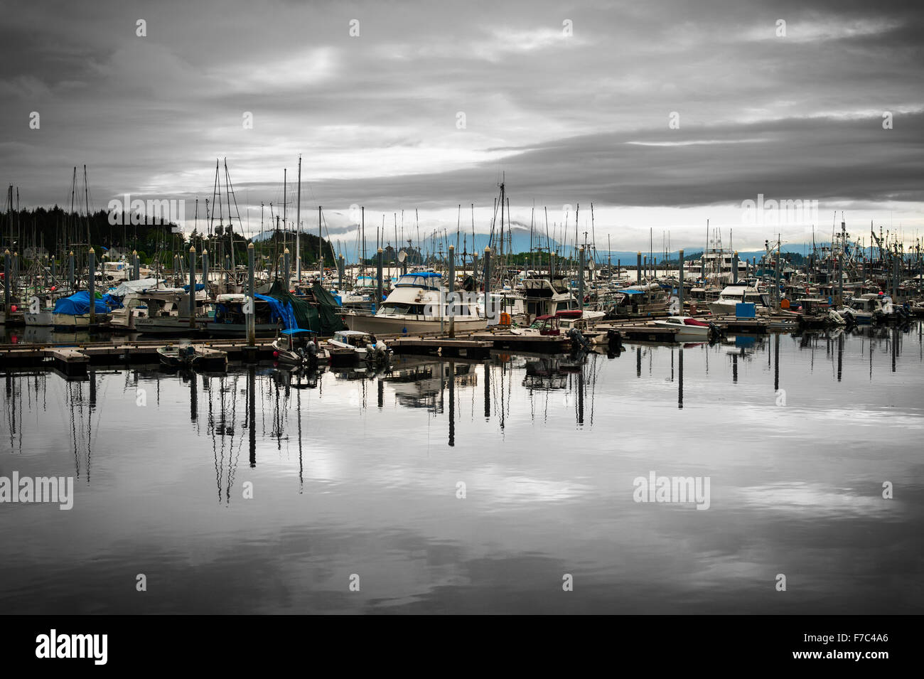 Dramatische Wolken und Reflexion im Hafen von Eliasen in Sitka, Alaska, USA Stockfoto