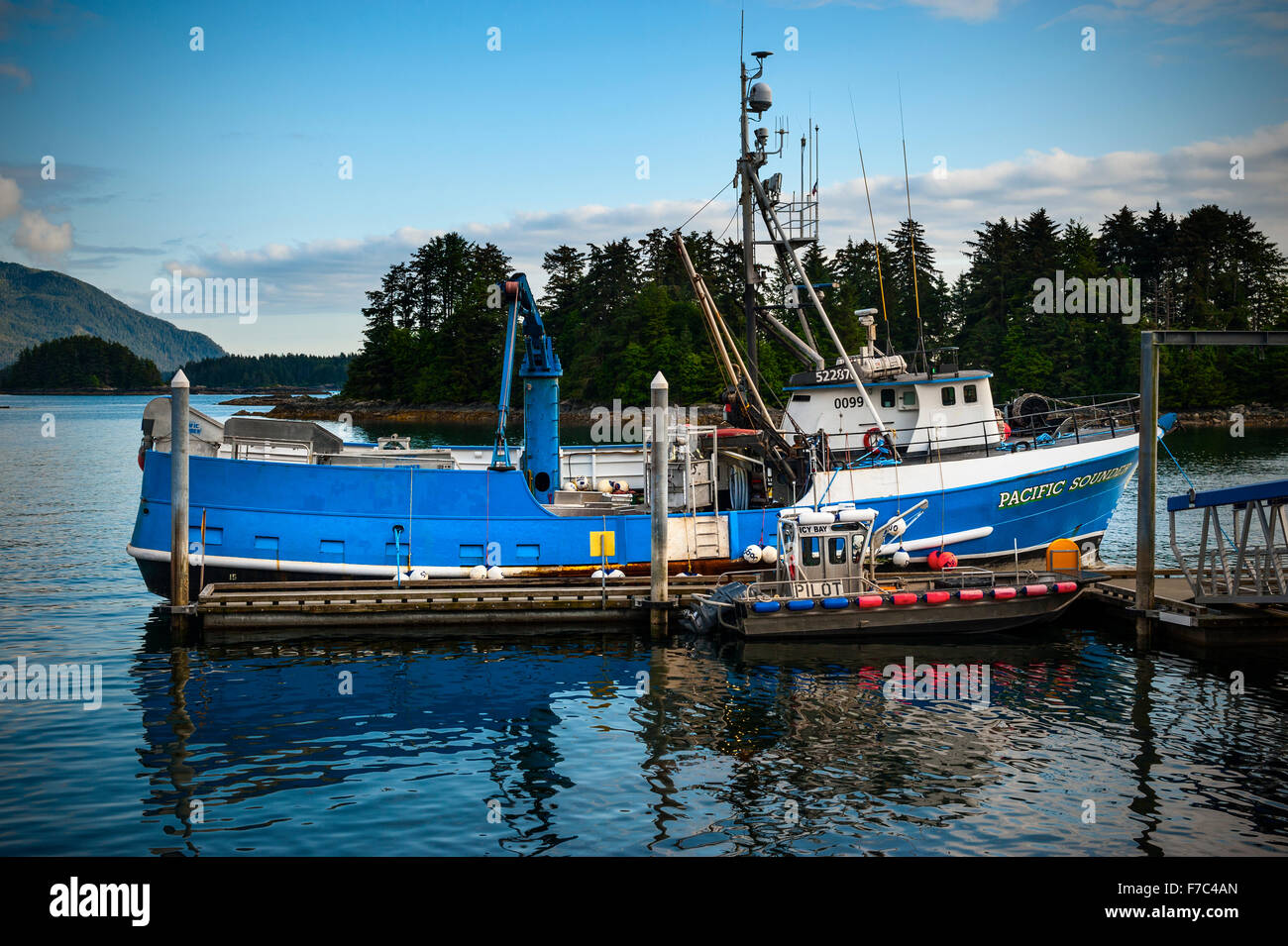 Das kommerzielle Fischereischiff, der Pacific Soiunder, dockte am Anlegedock der O'Connel Bridge in Sitka, Alaska, USA Stockfoto
