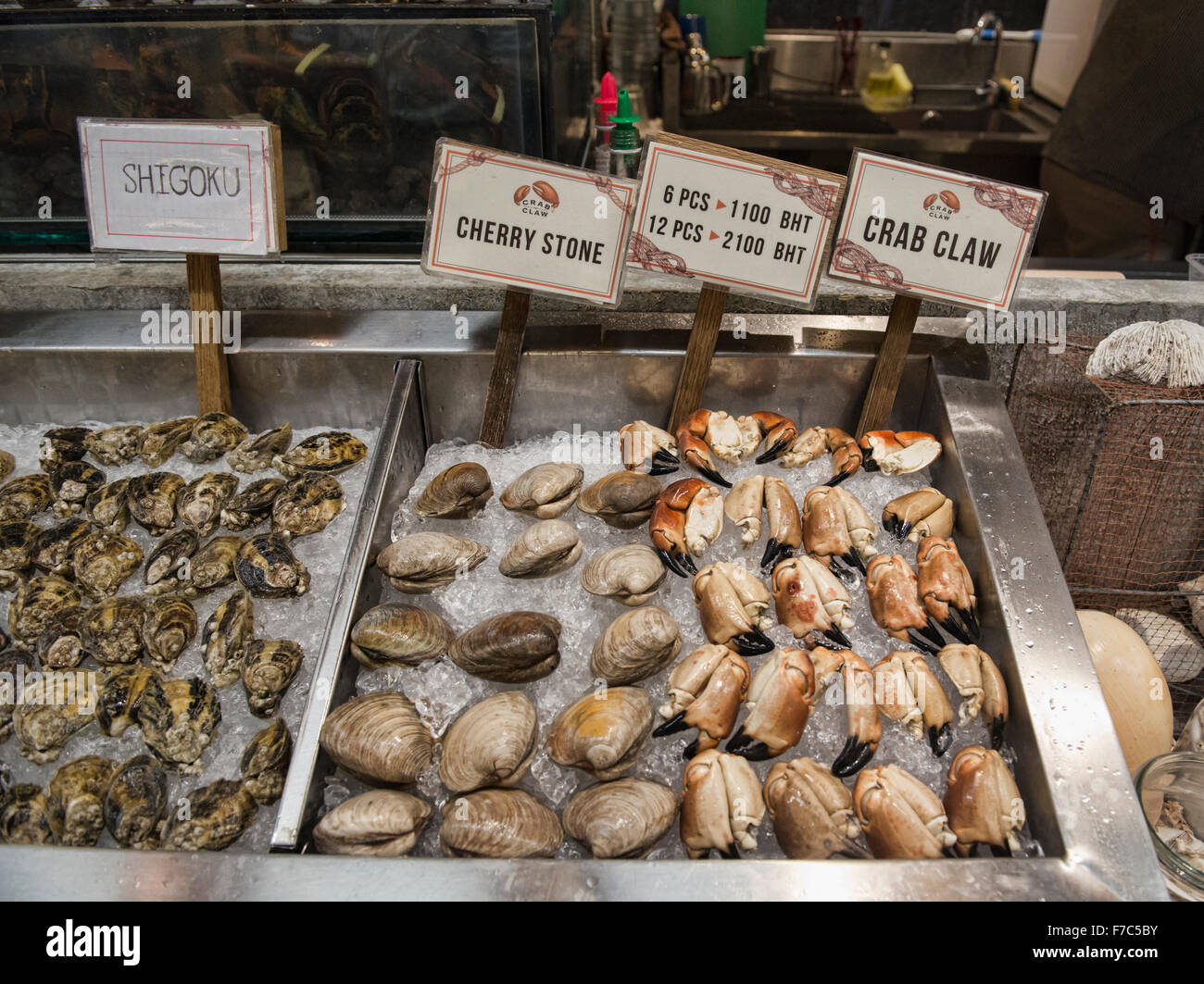 Frische Austern in einem Fischrestaurant in Bangkok, Thailand Stockfoto