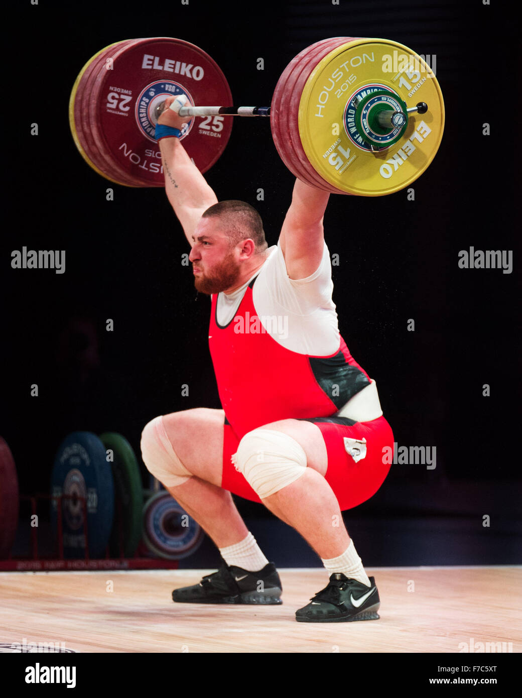 26. November 2015: Lasha Talakhadze von Georgien gewinnt die Silbermedaille im reißen in der Herren 105 + Klasse bei den Weltmeisterschaften der Weightlfting in Houston, Texas. Brent Clark/Alamy Live-Nachrichten Stockfoto