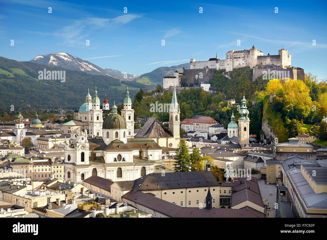 Luftaufnahme der Salzburger Altstadt, die Burg im Hintergrund, Österreich Stockfoto