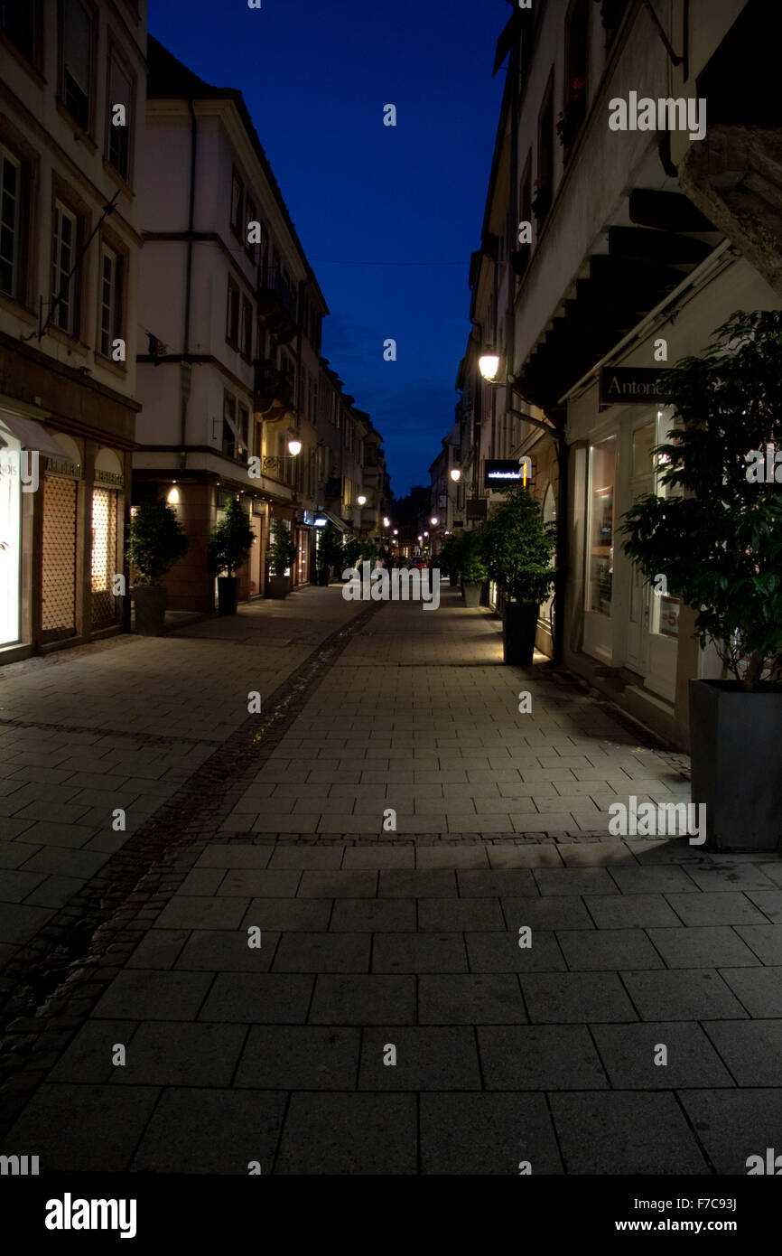 Gasse in der Nacht in Straßburg, Frankreich Stockfoto