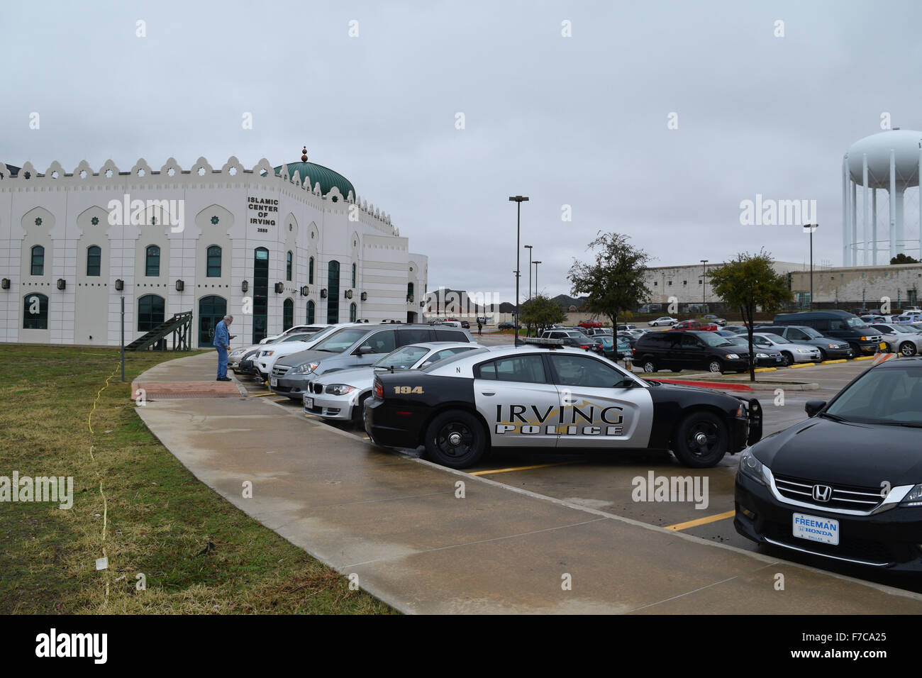 Irving, Texas, USA. 28. November 2015. Irving Polizei beobachten Sie, wie Demonstranten Kundgebung vor der örtlichen Moschee der islamischen Zentrum von Irving. Bildnachweis: Brian Humek/Alamy Live-Nachrichten Stockfoto