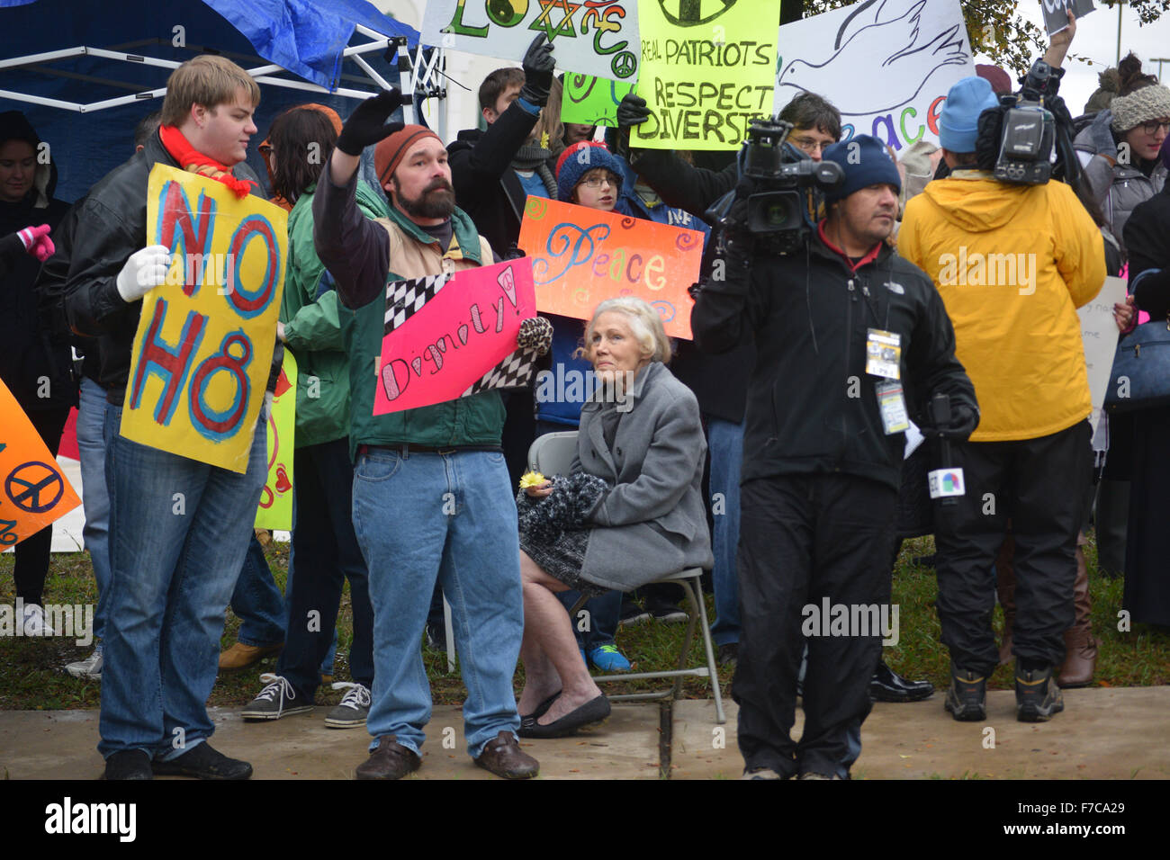 Irving, Texas, USA. 28. November 2015. Sogar ältere Demonstranten kam an einem kalten Regentag, heute Nachmittag für den Frieden vor einer Moschee in Irving, Texas zu protestieren. Bildnachweis: Brian Humek/Alamy Live-Nachrichten Stockfoto