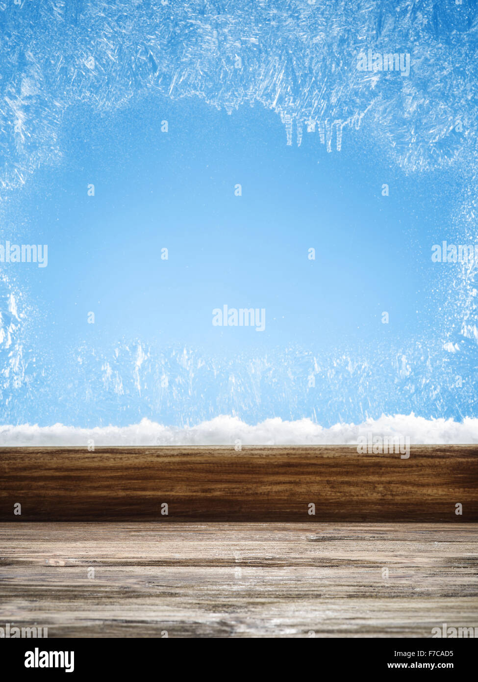 Winter-Fenster mit Eisblumen in den Tag. Konzentrieren Sie sich auf der Fensterbank. Stockfoto