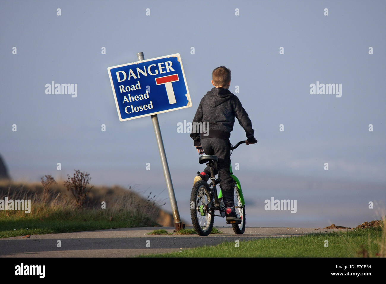 Ende der Straße und junge auf Fahrrad. Stockfoto