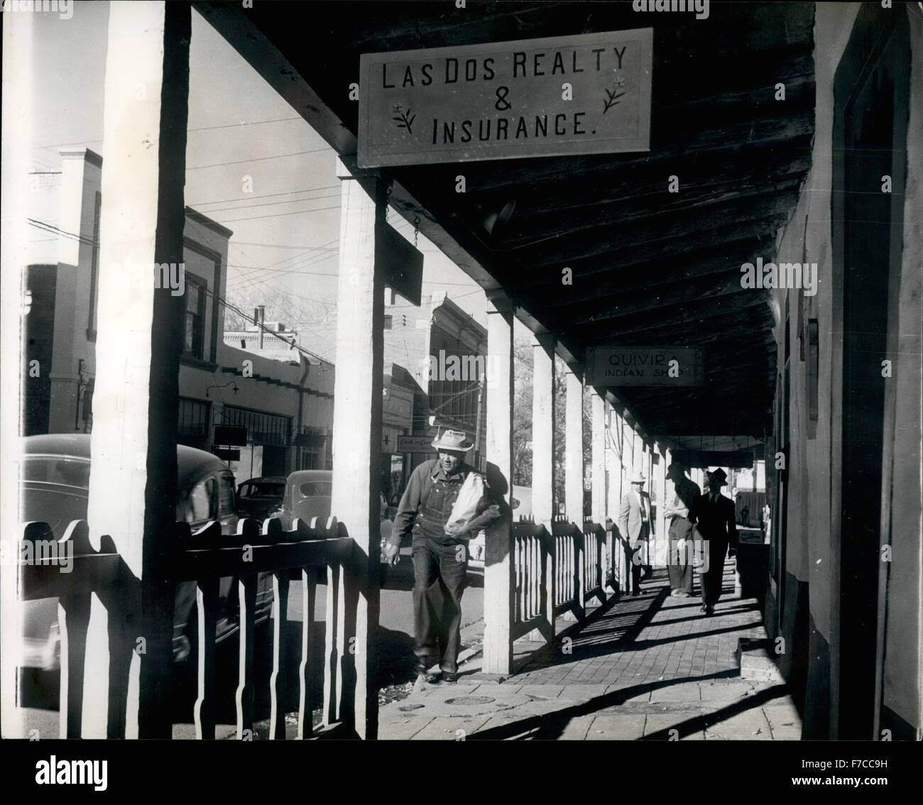 1955 - Santa Fe: neueste älteste Hauptstadt Amerikas gibt seinen Namen zu einem Stil der Architektur Pecullarly eigene; Heimat der "Adobe Building": neue mexikanische Architektur spiegelt seine Geschichte und Kultur und auf Materialien und Formen heimisch in den Zustand verwendet. Erste Gebäude durch die frühen Bewohner, die dort unbekannte jahrhundertelang gelebt hatte gelöst wurden Materialien des benachbarten Wüsten und Berge. Wände waren entweder aus Stein oder Adobe - die gegossen oder puddled einrasten in Ralls in geschichteten Schichten, die dann mit glatten Überzug aus Adobe innen und außen fertig waren. Dächer wurden von unterstützt. Stockfoto