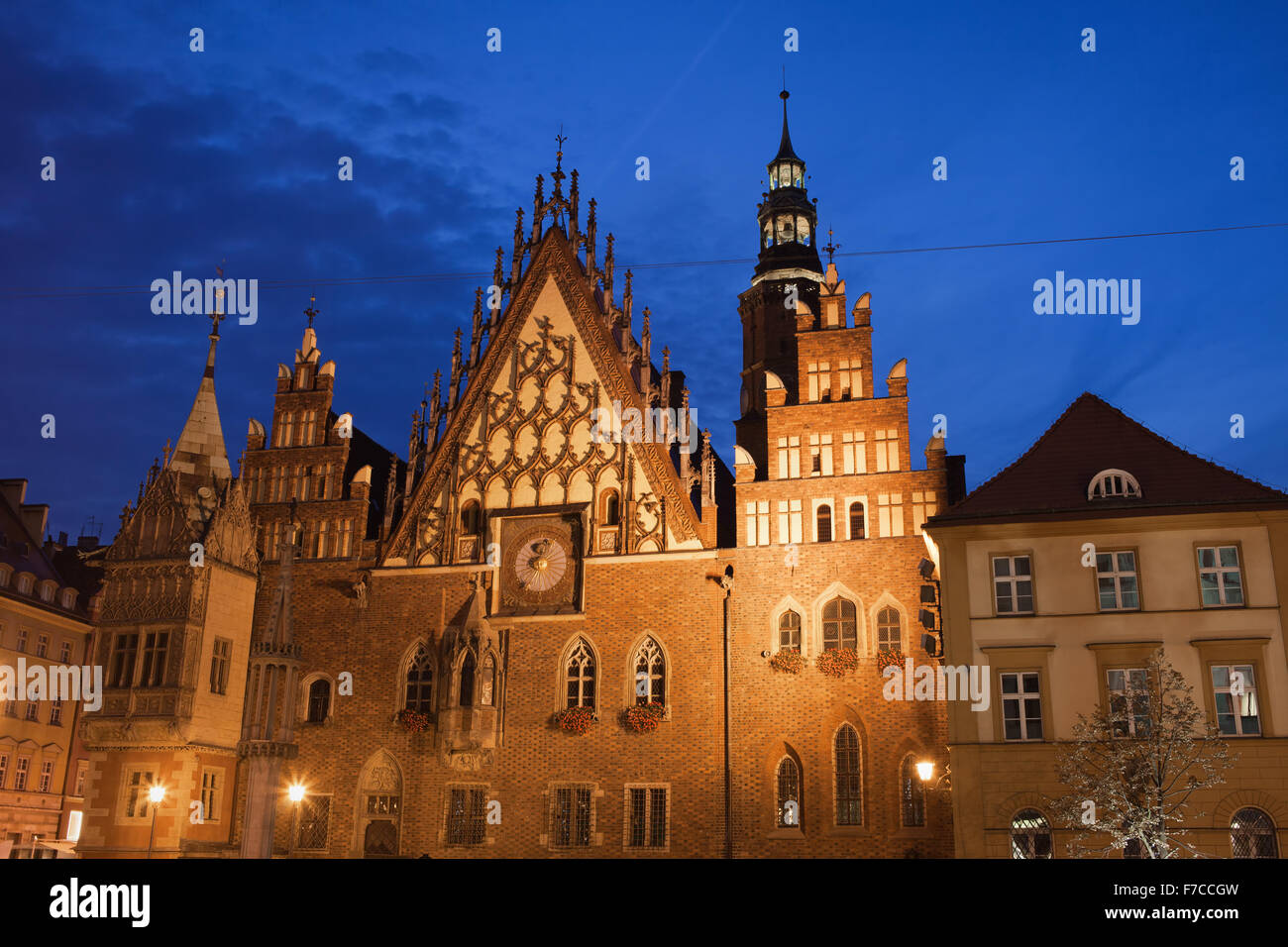 Breslau in Polen, altes Rathaus (Polnisch: Stary Ratusz) bei Nacht, gotischen Baustil. Stockfoto