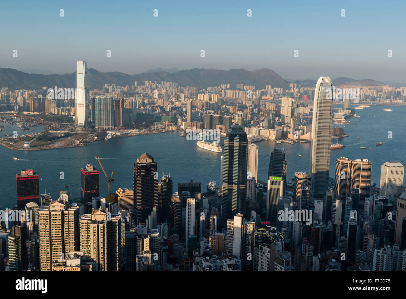 Hong Kong, 20. Februar 2014 Hong Kong-Blick auf den Hafen und die Skyline von Kowloon aus Lugard Road auf den Peak auf Hong Kong Island. Stockfoto