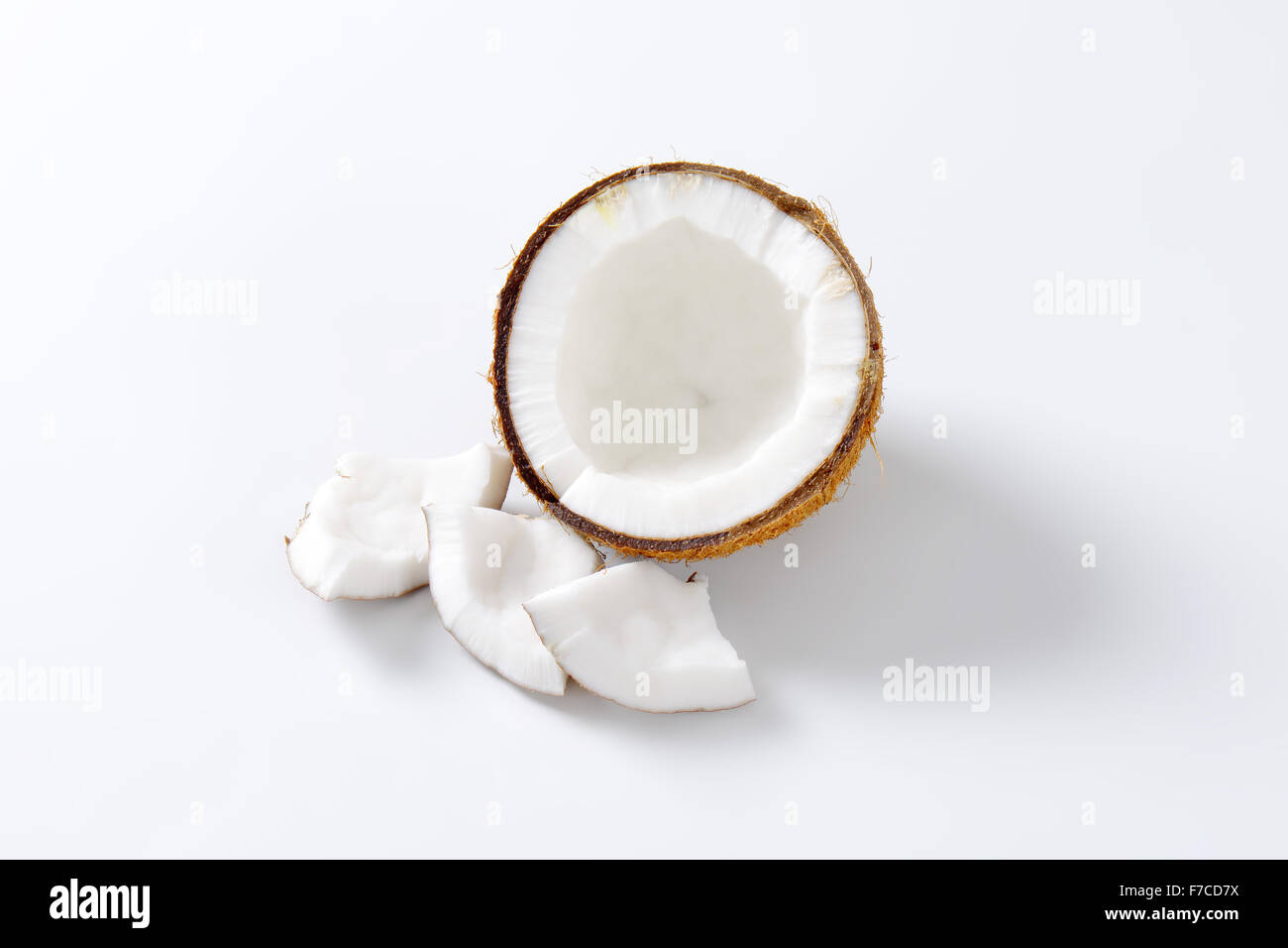Eine halbe Kokosnuss auf weißem Hintergrund Stockfoto