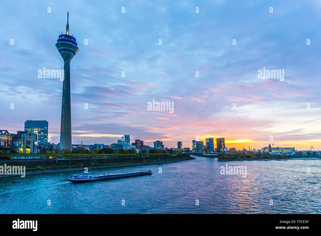 Sonnenuntergang, Dämmerung, Skyline von Düsseldorf, Deutschland