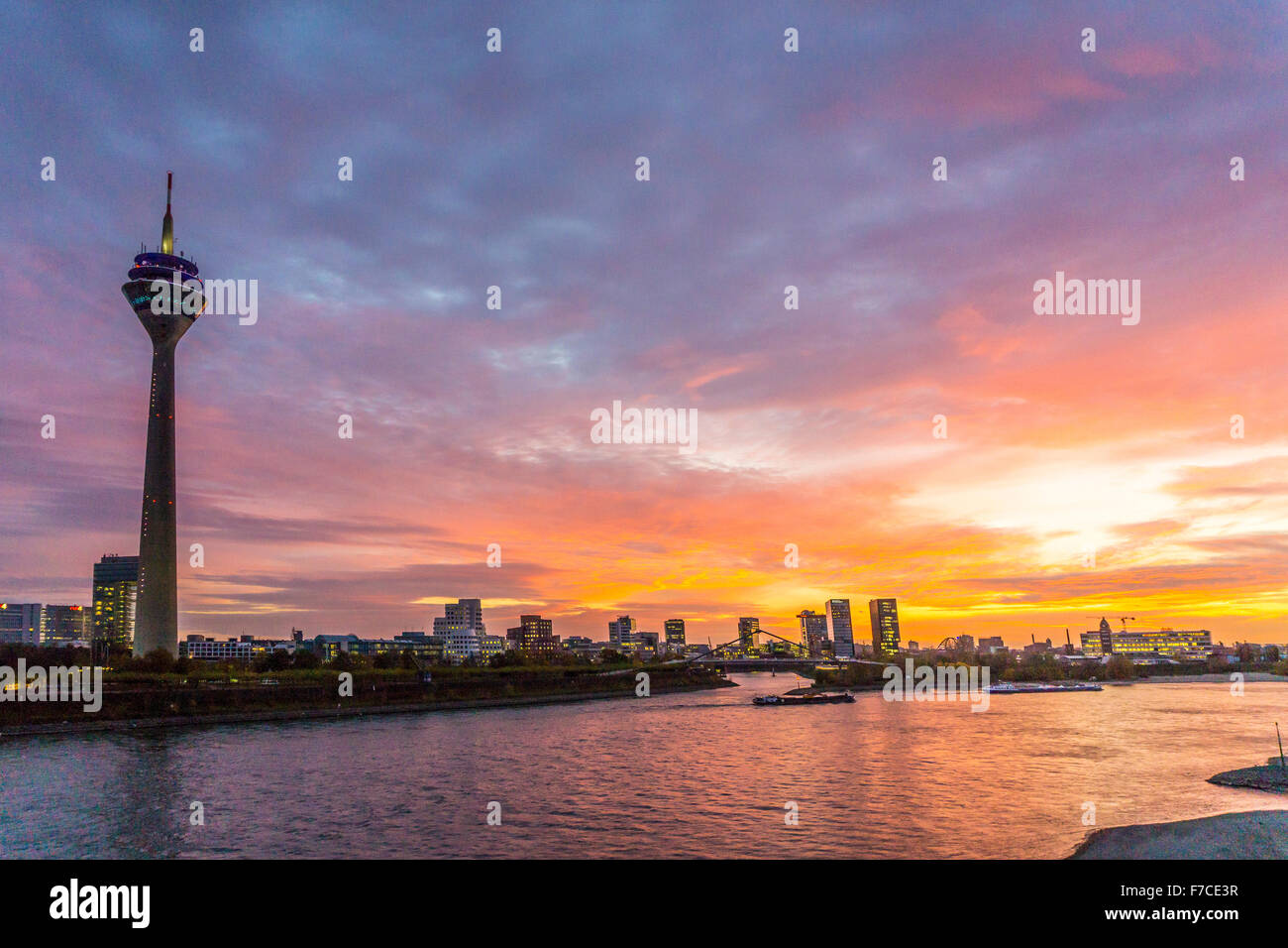 Sonnenuntergang, Dämmerung, Skyline von Düsseldorf, Deutschland