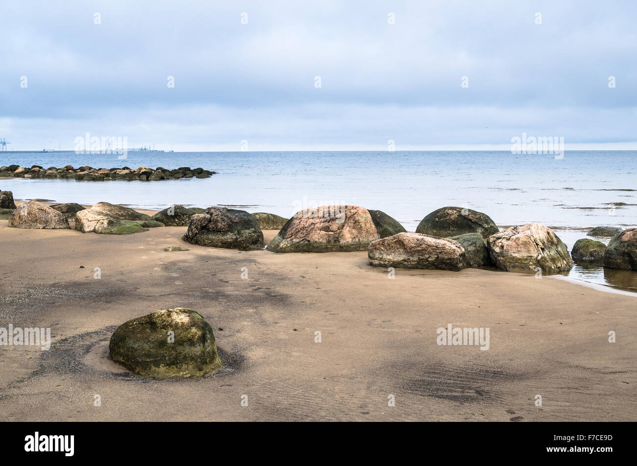 Felsiger Strand am Golf von Finnland. Sillamae, Estland Stockfoto