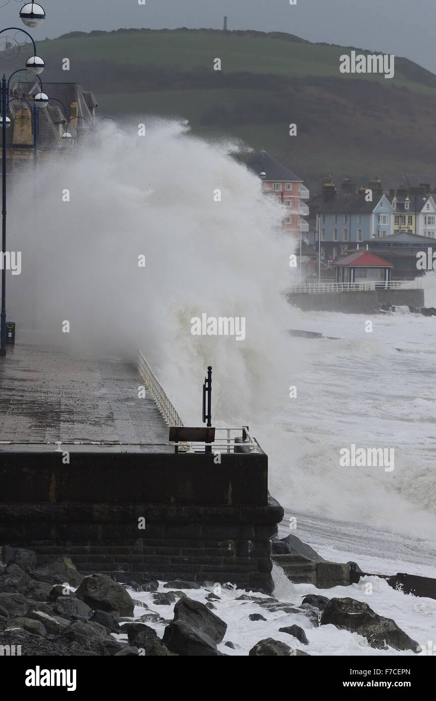 Aberystwyth Wales UK, Sonntag, 29. November 2015 UK Wetter: für ein zweiter Tag in Folge Sturm zwingen Wind und Flut riesige Wellen, die in der Küstenschutzes in Aberystwyth auf der West-Wales Küste A gelb bringen'sei bewusst' Warnung, die durch das Met Office ist immer noch vorhanden für ganz Wales für heute und morgen. Böen um die westlichen Küsten erreichen 70 km/h, die Möglichkeit von Schäden am Eigentum zu bringen und Reisen Störung Photo Credit: Keith Morris / Alamy Live News Stockfoto