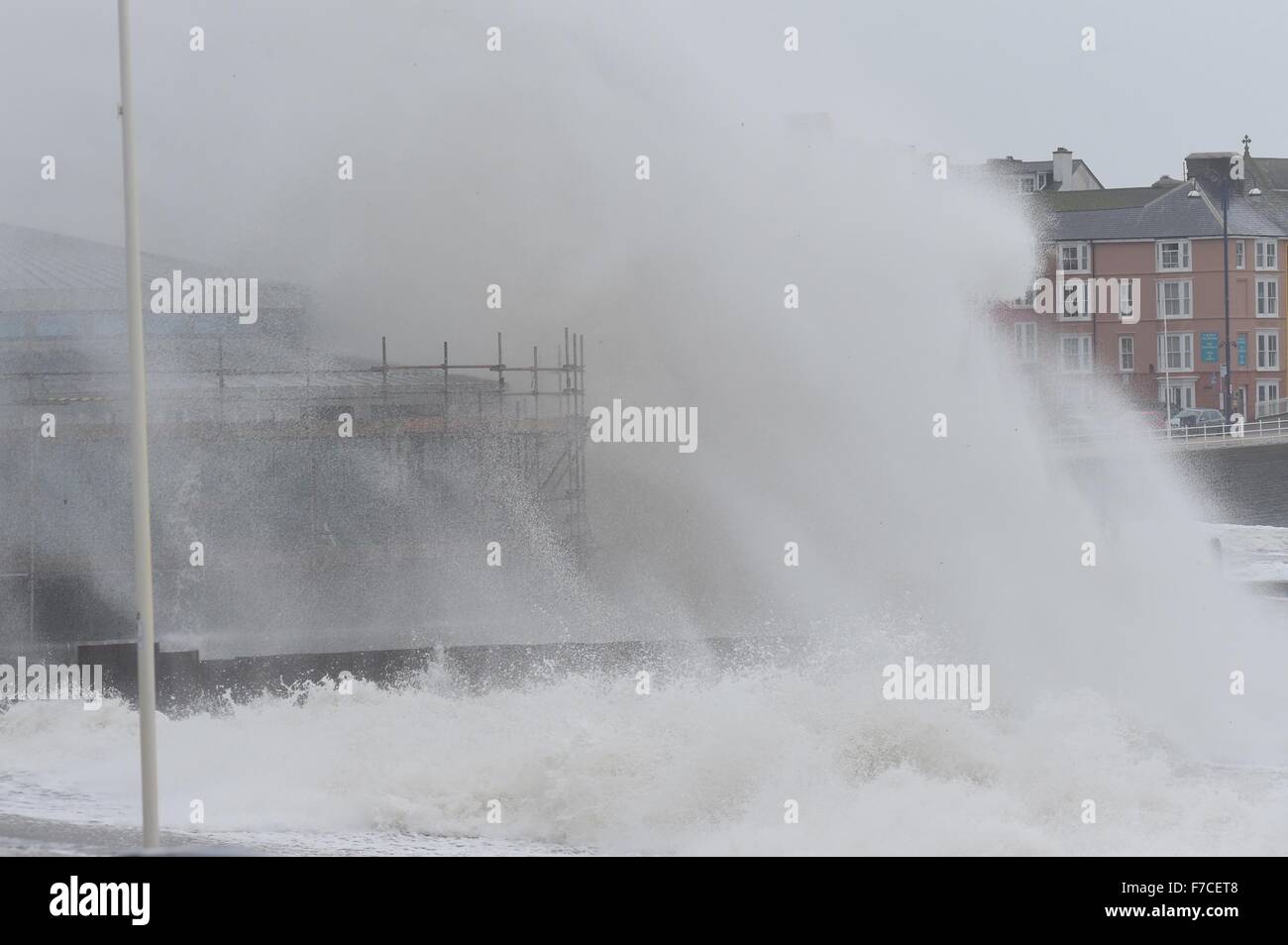 Aberystwyth Wales UK, Sonntag, 29. November 2015 UK Wetter: für ein zweiter Tag in Folge Sturm zwingen Wind und Flut riesige Wellen, die in der Küstenschutzes in Aberystwyth auf der West-Wales Küste A gelb bringen'sei bewusst' Warnung, die durch das Met Office ist immer noch vorhanden für ganz Wales für heute und morgen. Böen um die westlichen Küsten erreichen 70 km/h, die Möglichkeit von Schäden am Eigentum zu bringen und Reisen Störung Photo Credit: Keith Morris / Alamy Live News Stockfoto