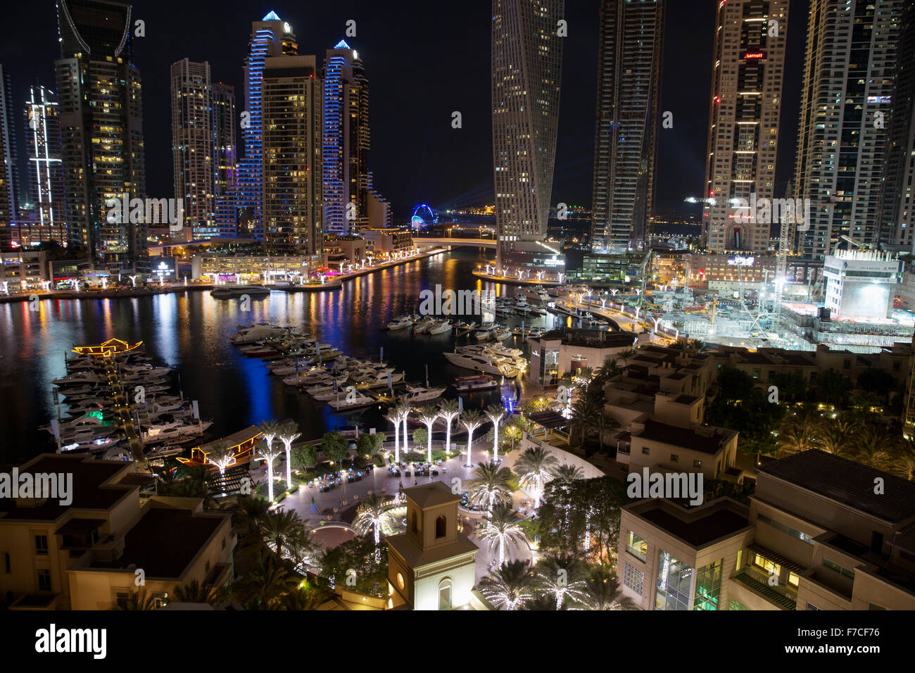 Dubai Marina nächtlichen Dämmerung Cayan Tower Stockfoto