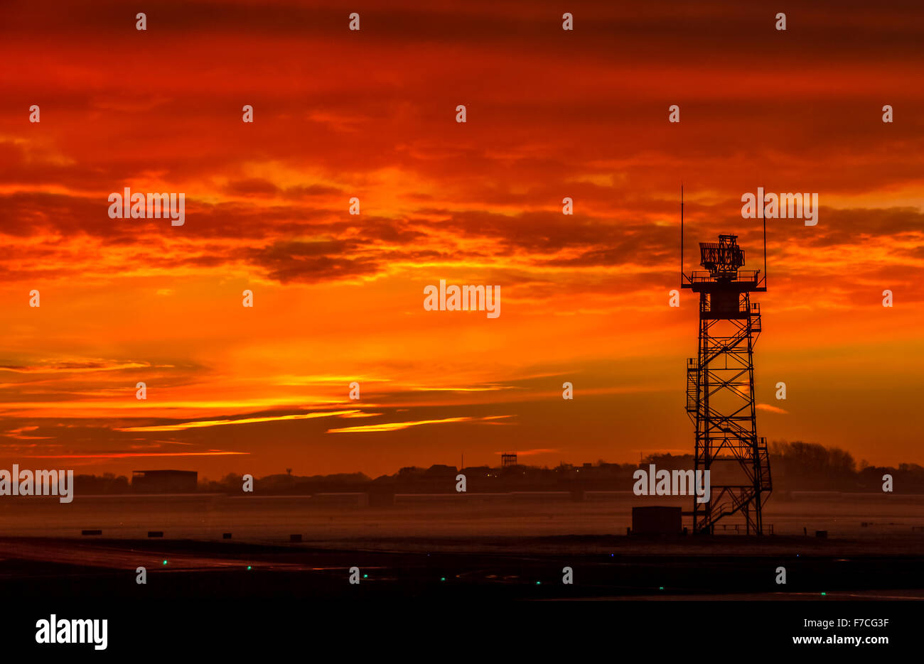 am frühen Morgen Farben über Flugplatz mit Radarmast Silhouette Stockfoto