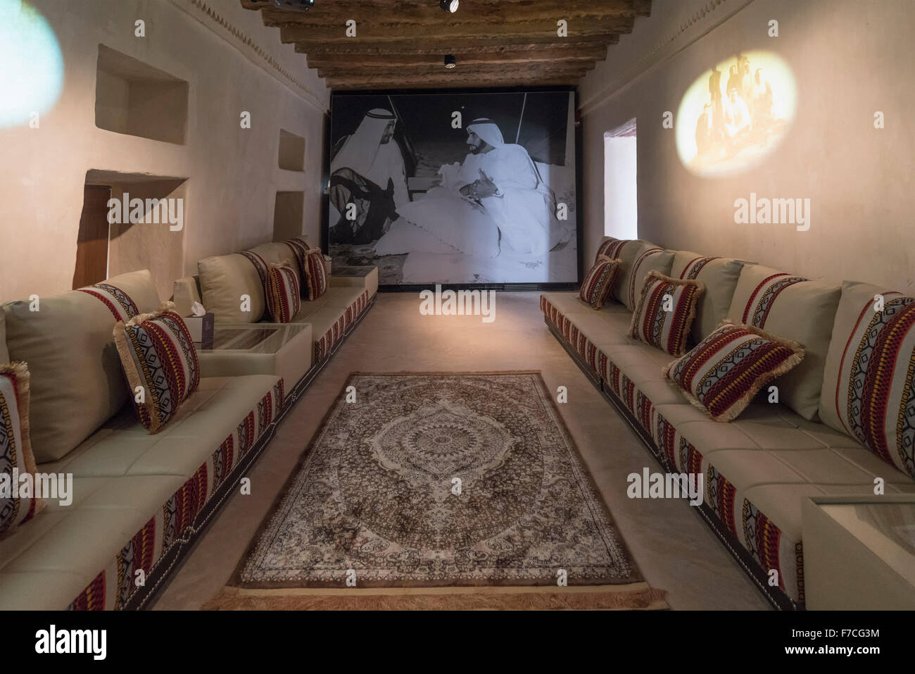 Innenraum des neuen Museums am rekonstruierten Fort Qasr Al Muwaiji in Al Ain, Vereinigte Arabische Emirate VAE Stockfoto