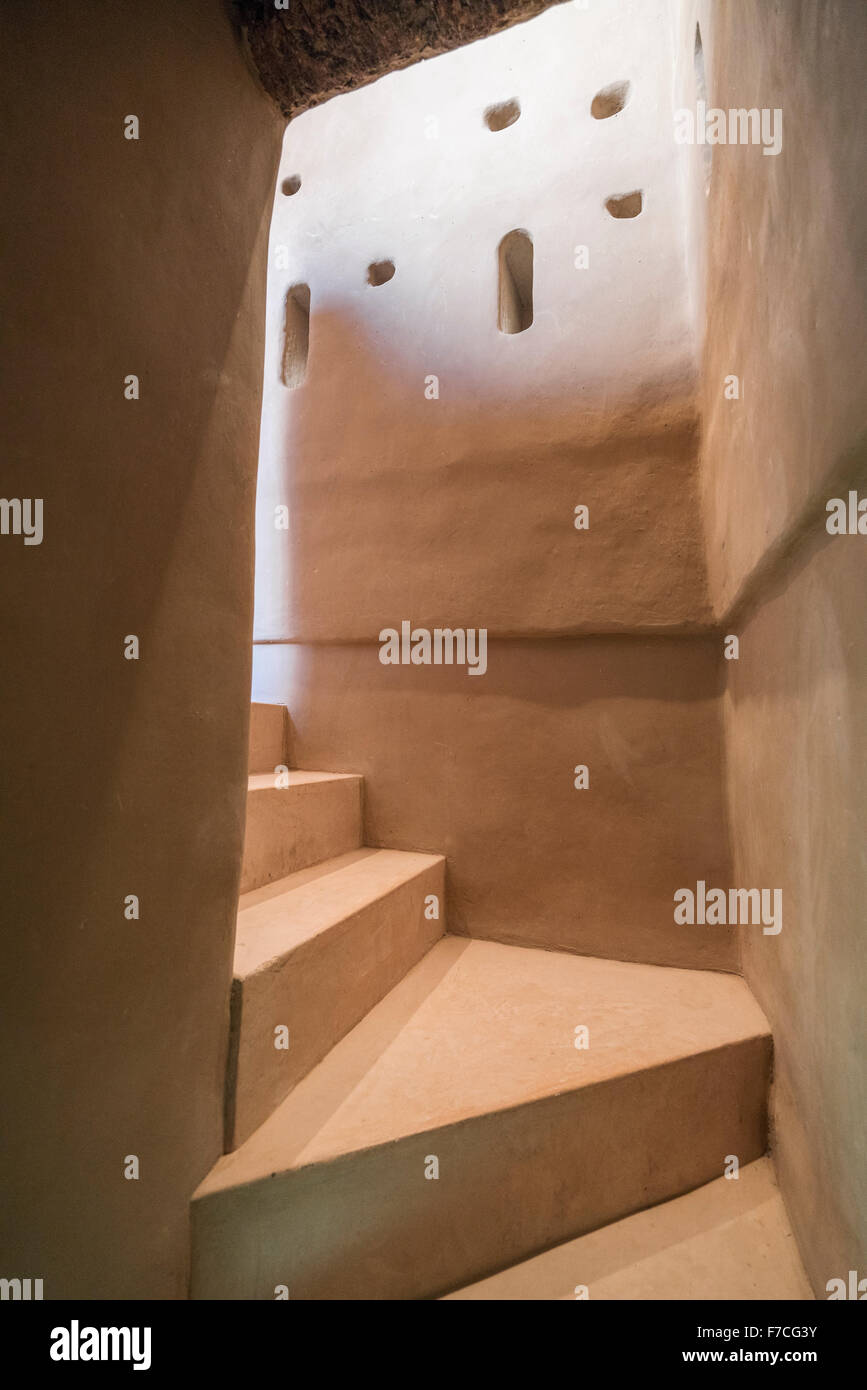 Innenraum des neuen Museums am rekonstruierten Fort Qasr Al Muwaiji in Al Ain, Vereinigte Arabische Emirate VAE Stockfoto