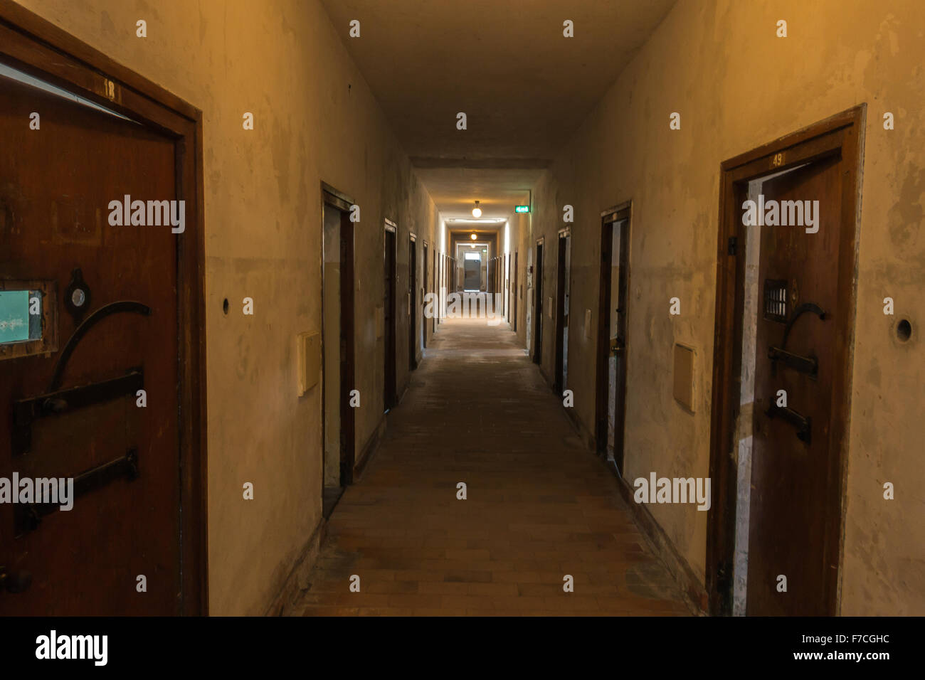 Flur zum Gefängniszellen im ehemaligen KZ Dachau bei München, Deutschland. Die Website ist jetzt ein Denkmal. Stockfoto